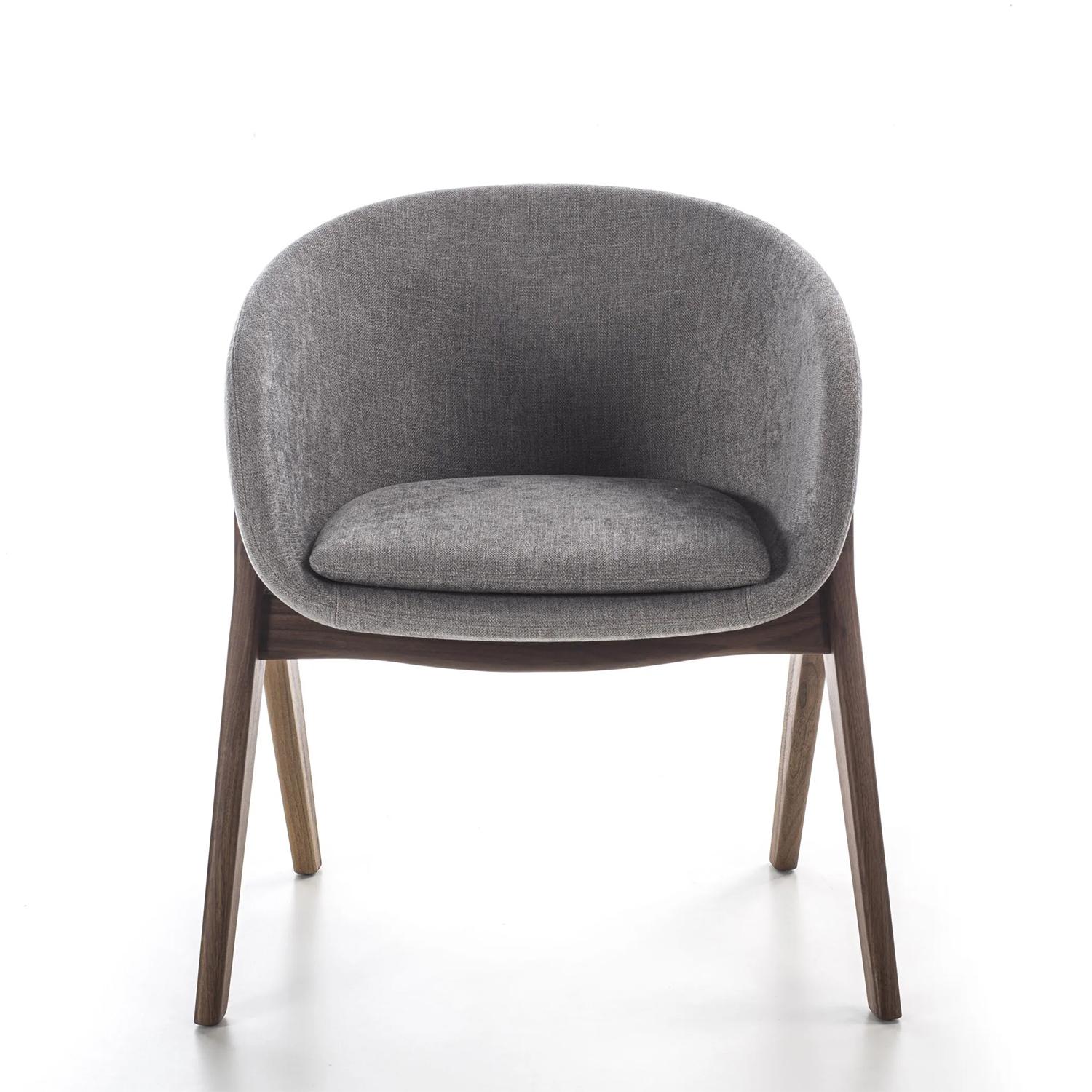 Chair Oprah Walnut with base structure in solid
Walnut in natural finish and with seat upholstered
and covered with high quality fabric Cat C.
Also available with other fabrics, other wood finishes, 
on request.