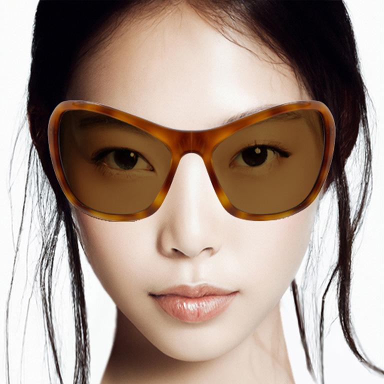 Optical Affairs Series 6560 lunettes de soleil en acétate ambre clair avec verres bruns.  œil de chat glam rock. Fabriqué à la main en Autriche en 1996. Objet de collection. Rare. Non portés. Dans les années 1990, les lunettes de soleil pour hommes