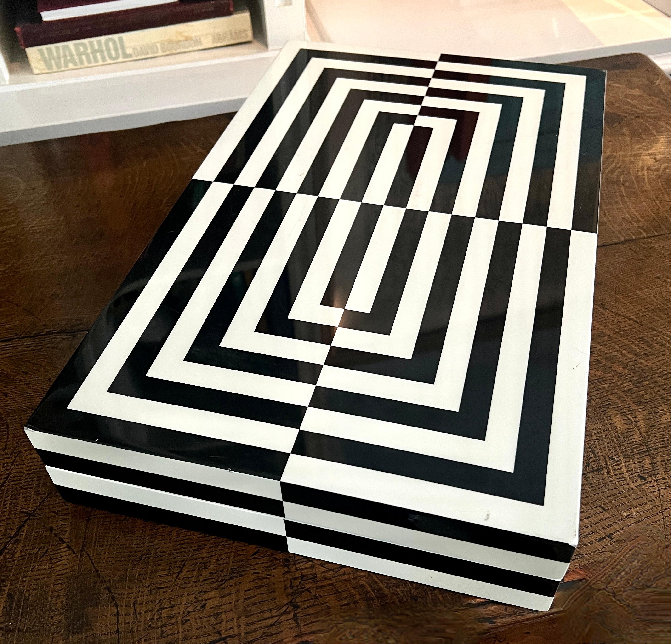 Optical Black and White Lacquer Hinged Backgammon Game For Sale 3