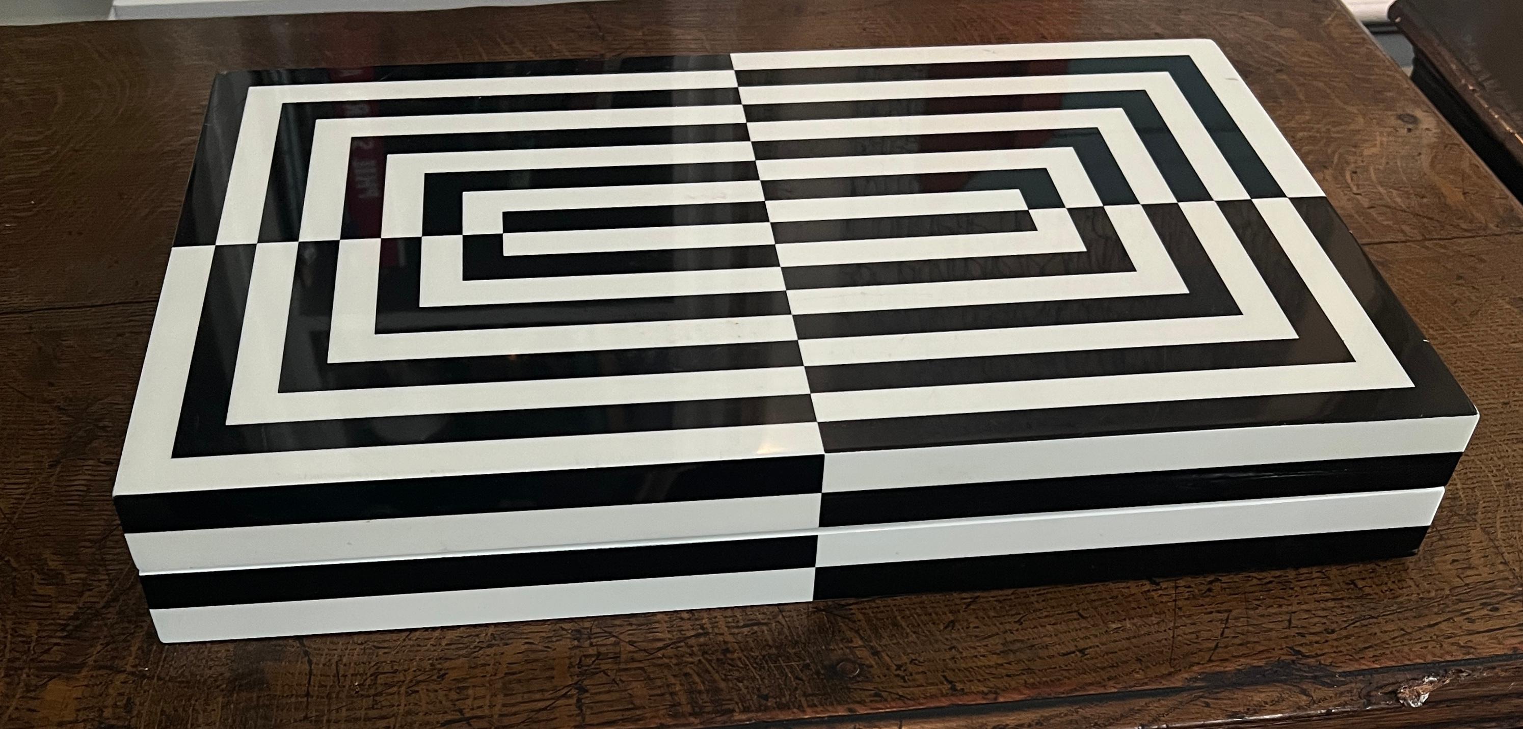 Optical Black and White Lacquer Hinged Backgammon Game For Sale 4