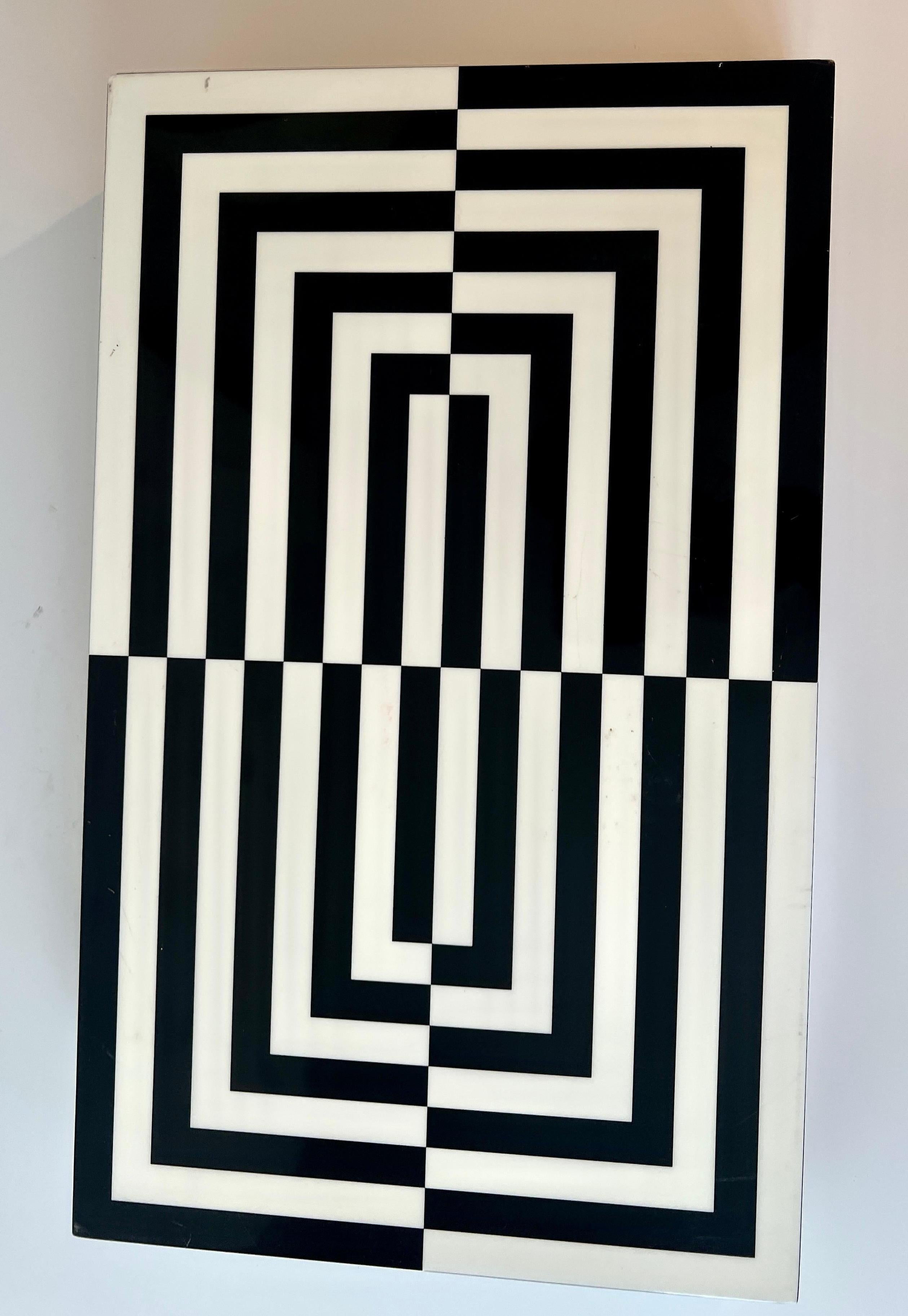 Optical Black and White Lacquer Hinged Backgammon Game In Good Condition For Sale In Los Angeles, CA