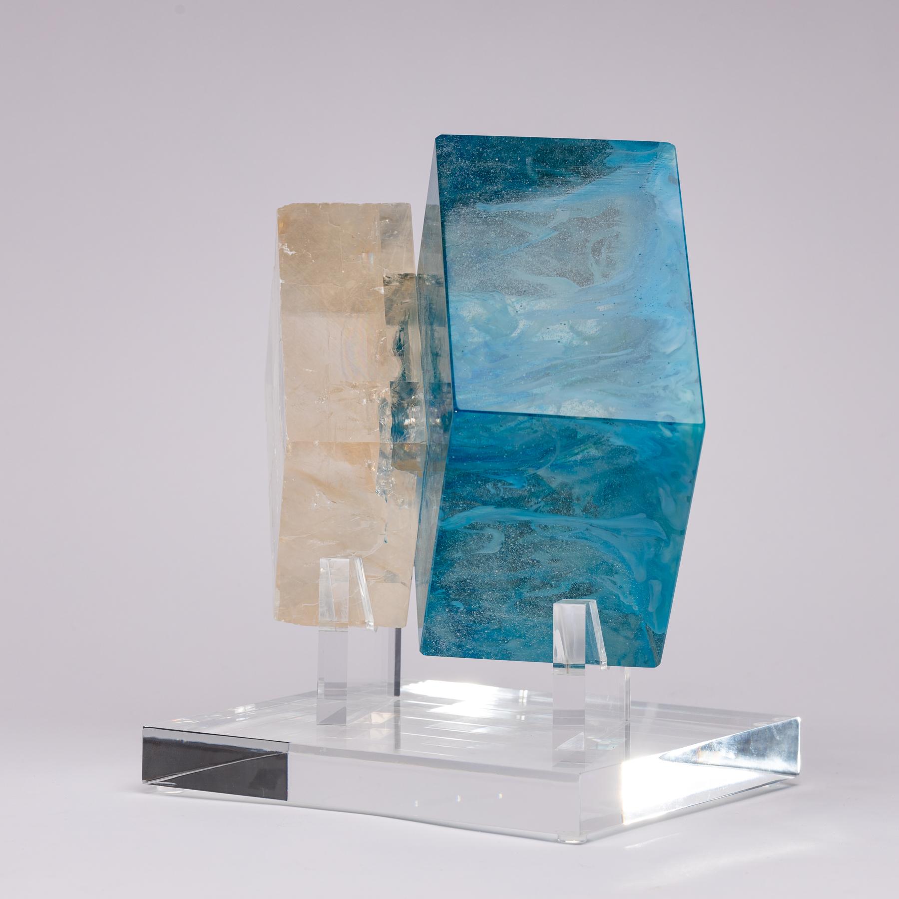 Organique Sculpture Fusion optique en calcite et verre bouilli sur socle en acrylique en vente