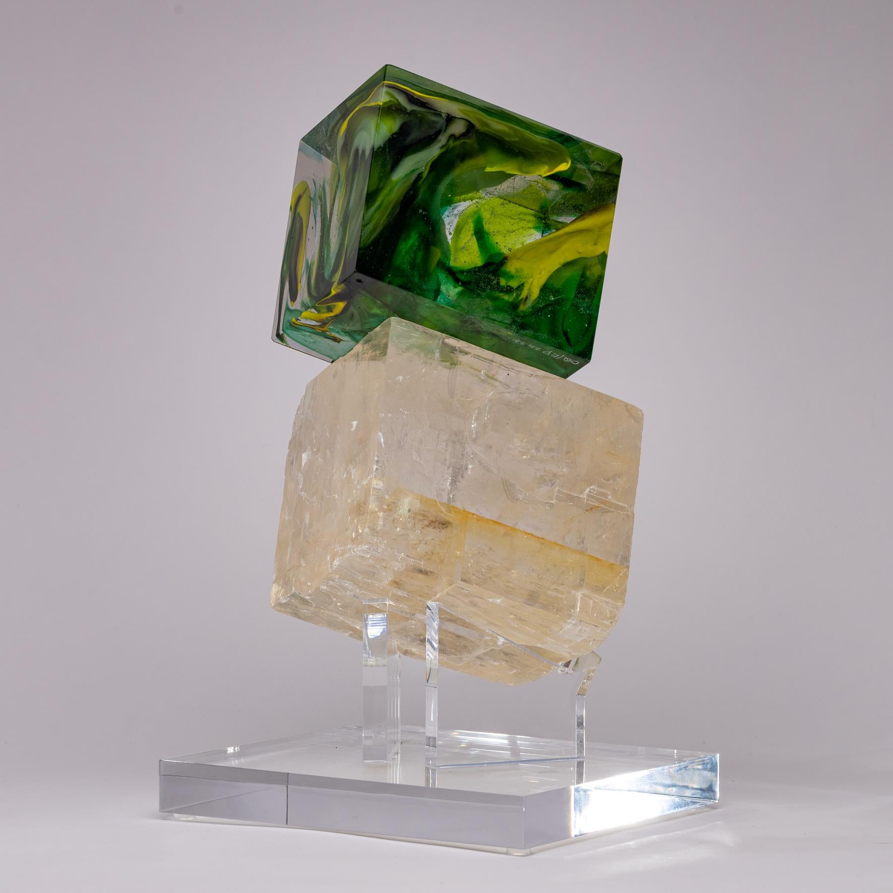Optische Fusion-Skulptur aus Calcite und geblasenem Glas auf Acrylsockel (Mexikanisch) im Angebot