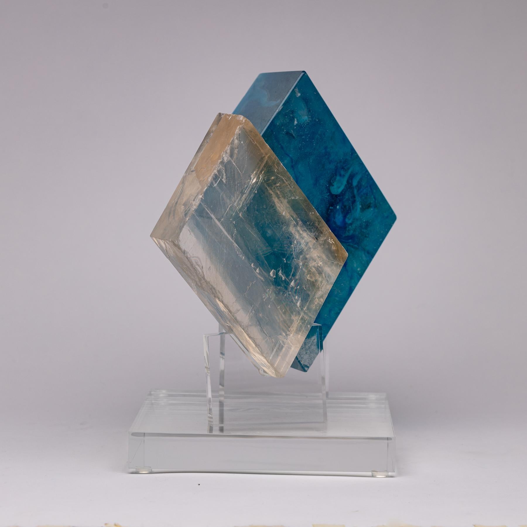 Optische Fusion-Skulptur aus Calcite und geriffeltem Glas auf Acrylsockel (21. Jahrhundert und zeitgenössisch) im Angebot