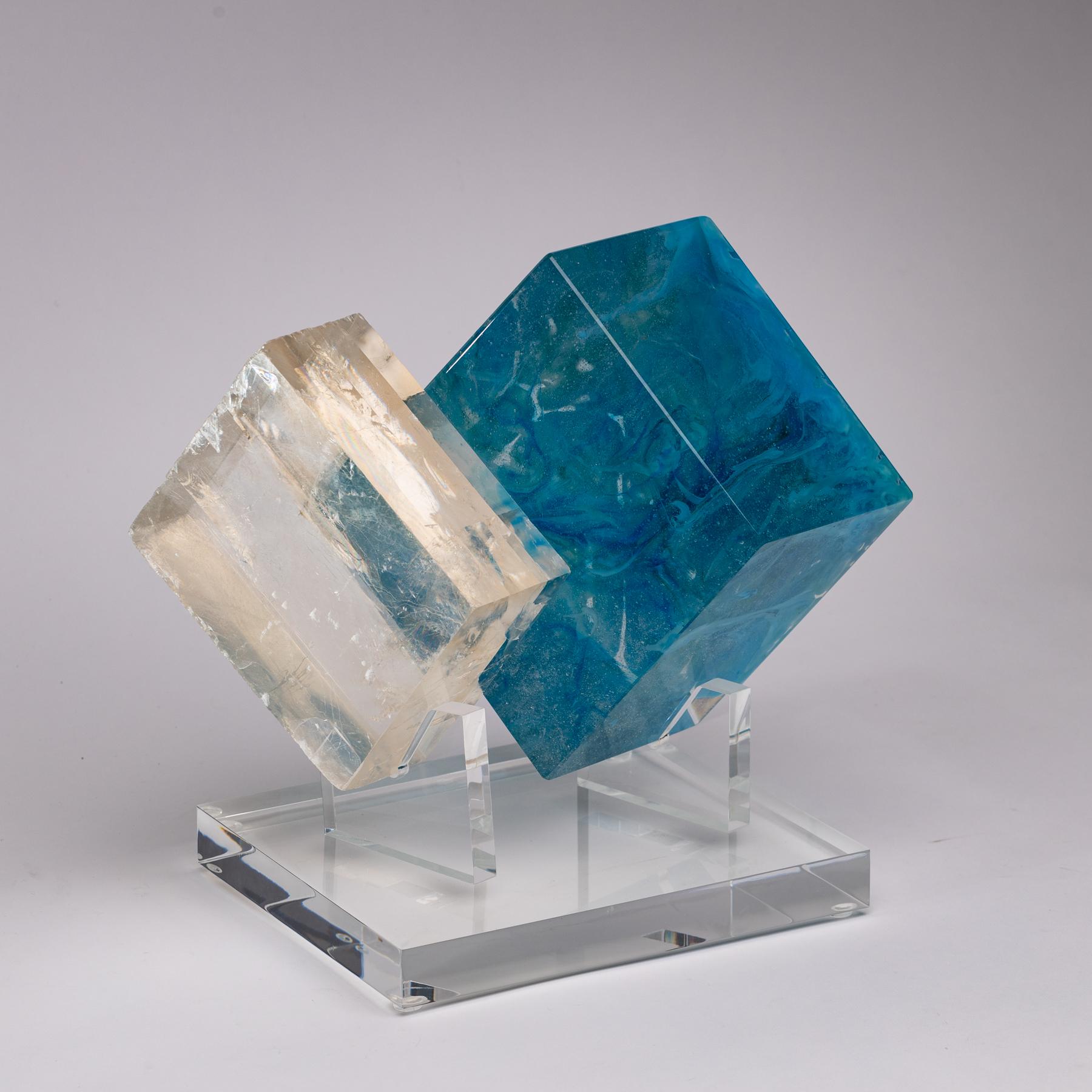 Optische Fusion-Skulptur aus Calcite und geriffeltem Glas auf Acrylsockel im Angebot 1