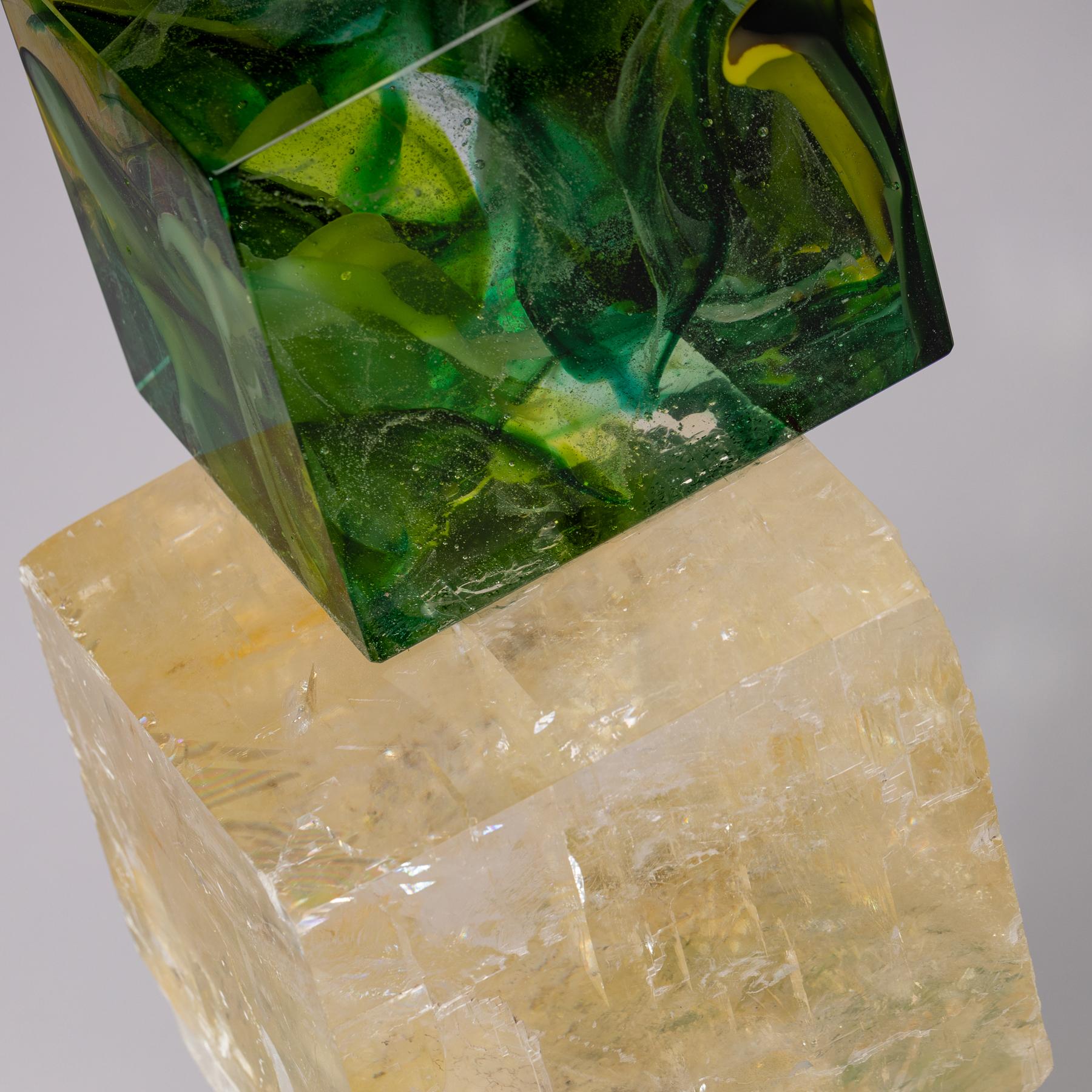 Optische Fusion-Skulptur aus Calcite und geblasenem Glas auf Acrylsockel (21. Jahrhundert und zeitgenössisch) im Angebot
