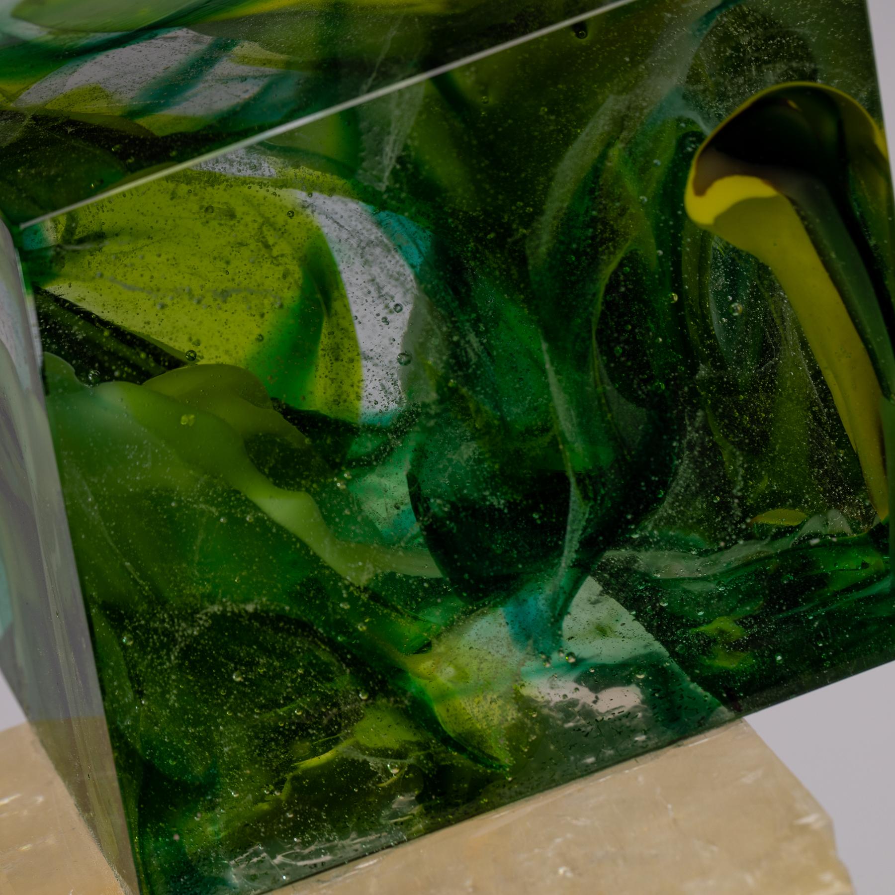 Optische Fusion-Skulptur aus Calcite und geblasenem Glas auf Acrylsockel im Angebot 1