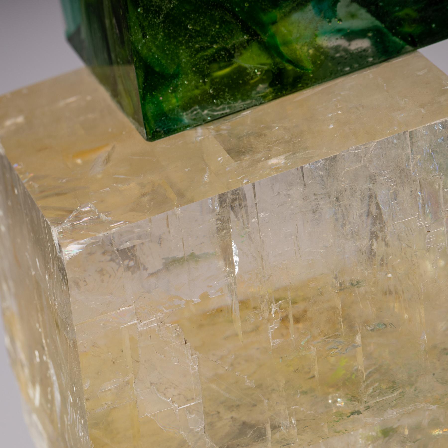 Optische Fusion-Skulptur aus Calcite und geblasenem Glas auf Acrylsockel im Angebot 2
