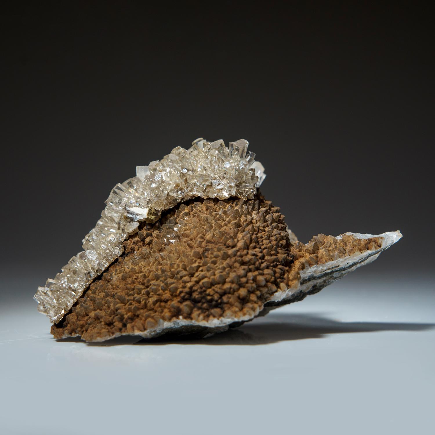 Aus der Leiping-Mine, Guiyang, Hunan, China Innerlich lupenreines Kristallcluster aus farblosem Calcit optischer Qualität auf Gossan-Matrix. Die Kalzitkristalle haben eine hexagonale Prismenform mit einem flachen Ende, das bis zur Basis des