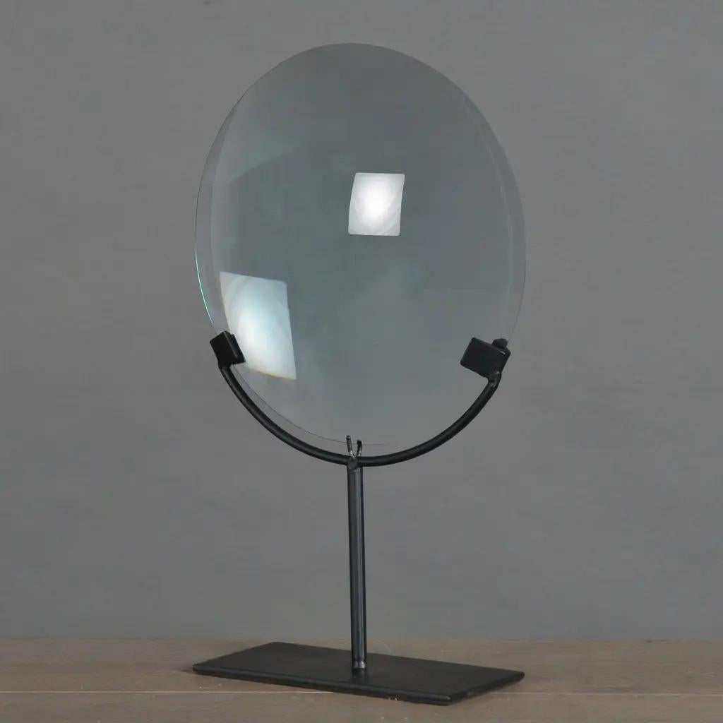 Cette loupe optique du XIXe siècle est un véritable témoignage du savoir-faire scientifique et artisanal de son époque. Fabriqué en verre de haute précision, il ornait à l'origine les instruments d'optique utilisés pour des mesures et des