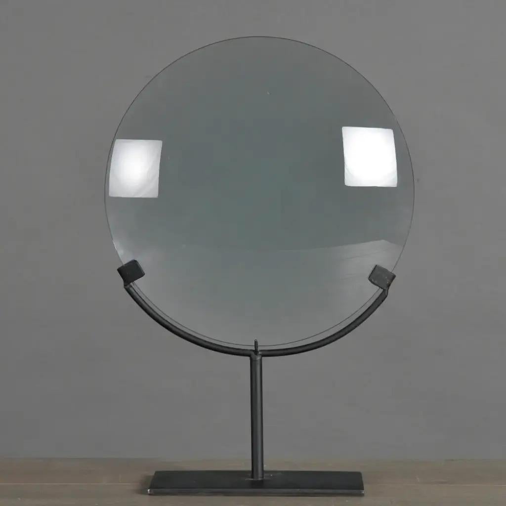 Cette loupe optique du XIXe siècle est un véritable témoignage du savoir-faire scientifique et artisanal de son époque. Fabriqué en verre de haute précision, il faisait à l'origine partie d'instruments optiques utilisés pour des mesures et des