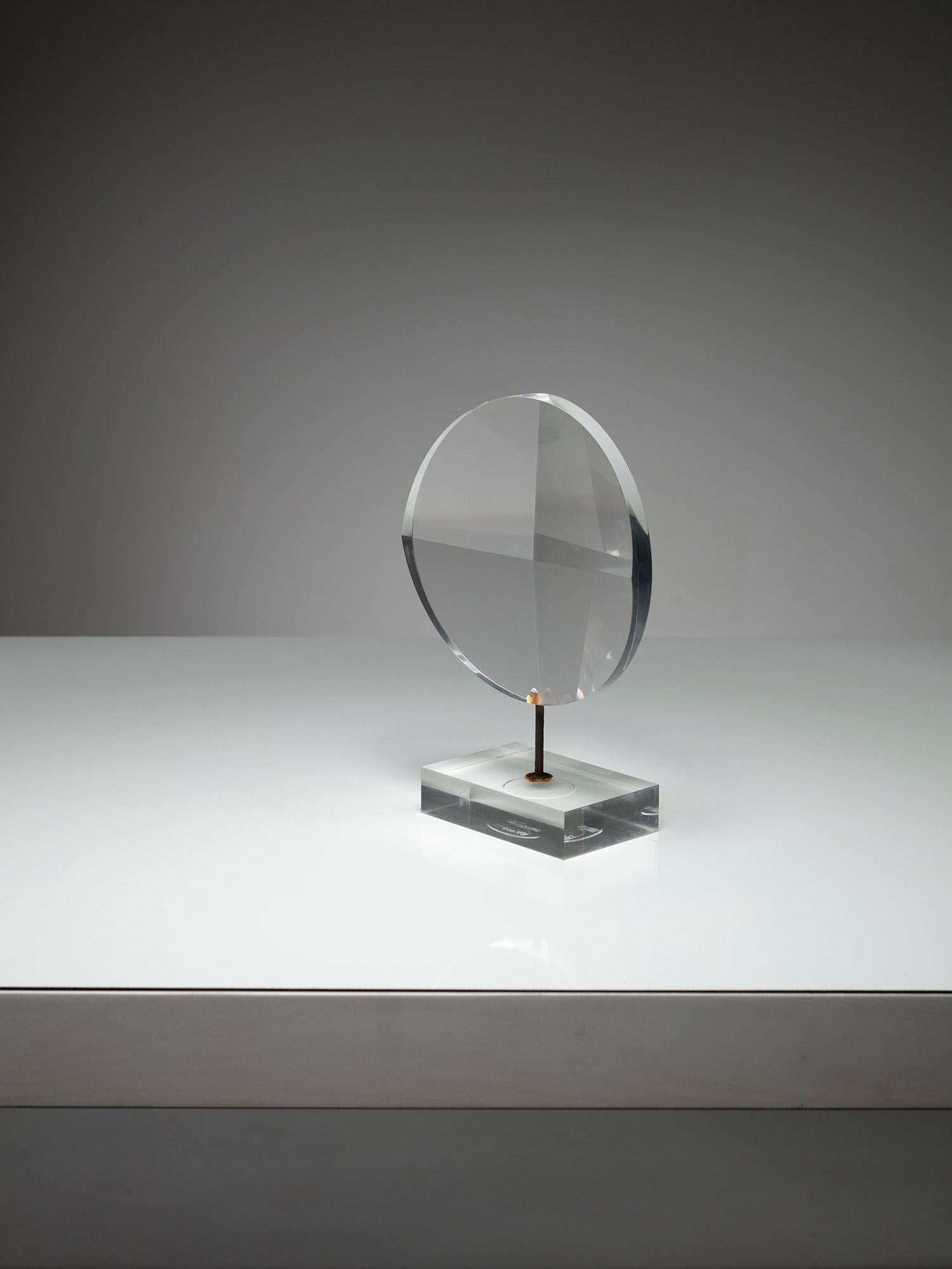 Bemerkenswerte optische Skulptur von Alessio Tasca für Fusina.
Kreisförmige Form mit geschliffenen Flächen, die endlose Brechungen erzeugen.