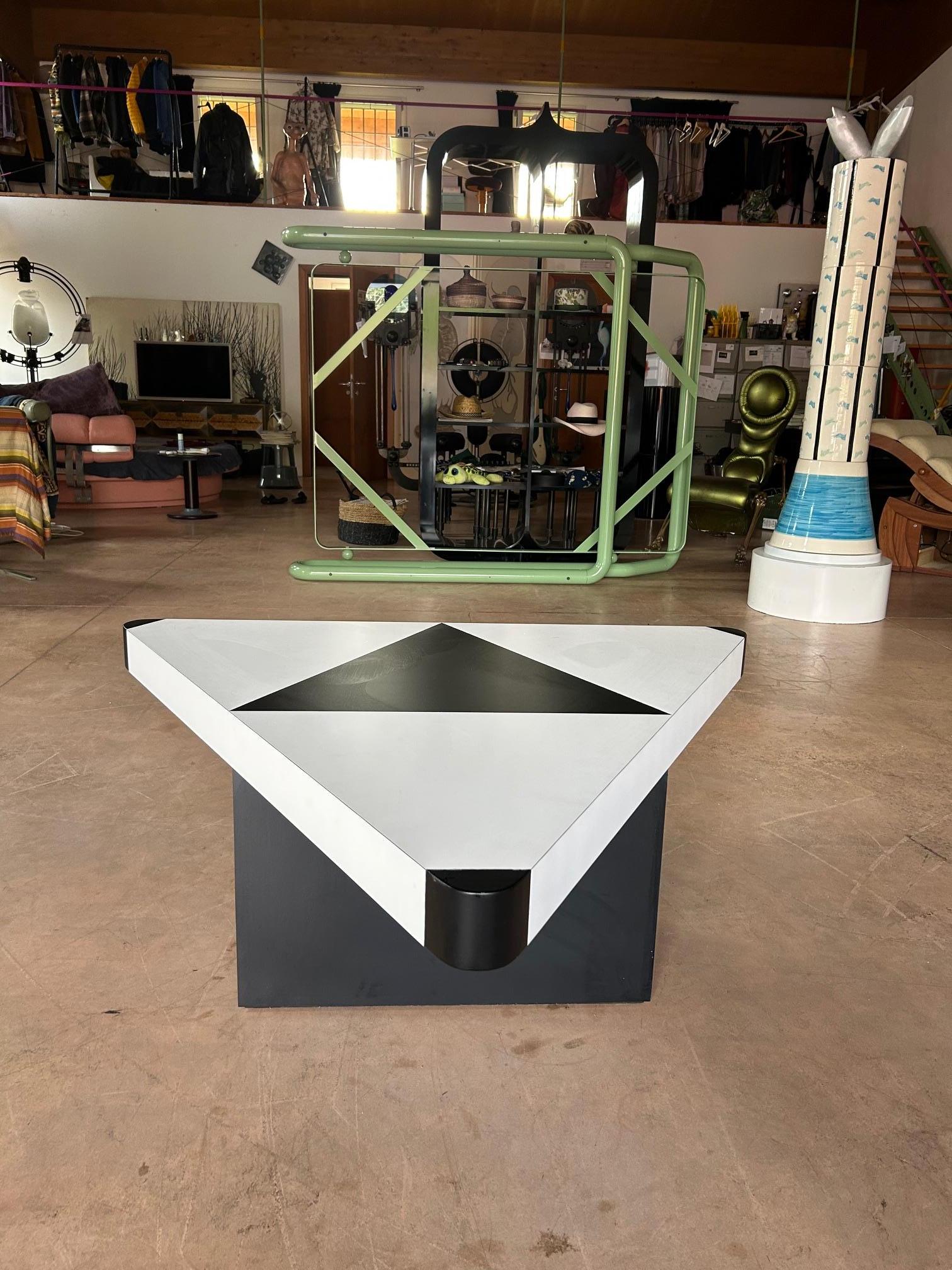 Mesa de centro triangular óptica en blanco y negro, Italia, años 80 Moderno en venta