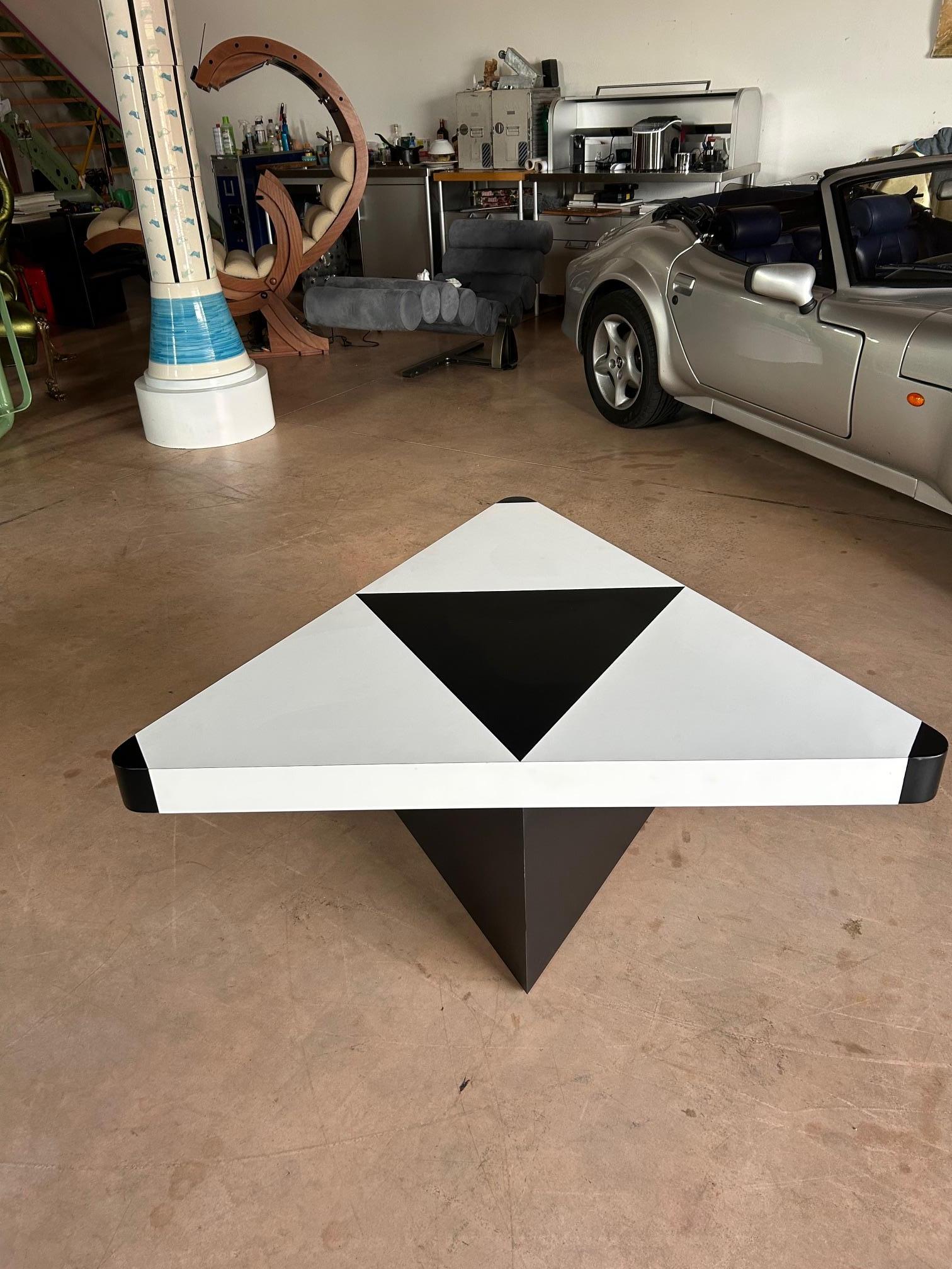 Mesa de centro triangular óptica en blanco y negro, Italia, años 80 Italian en venta