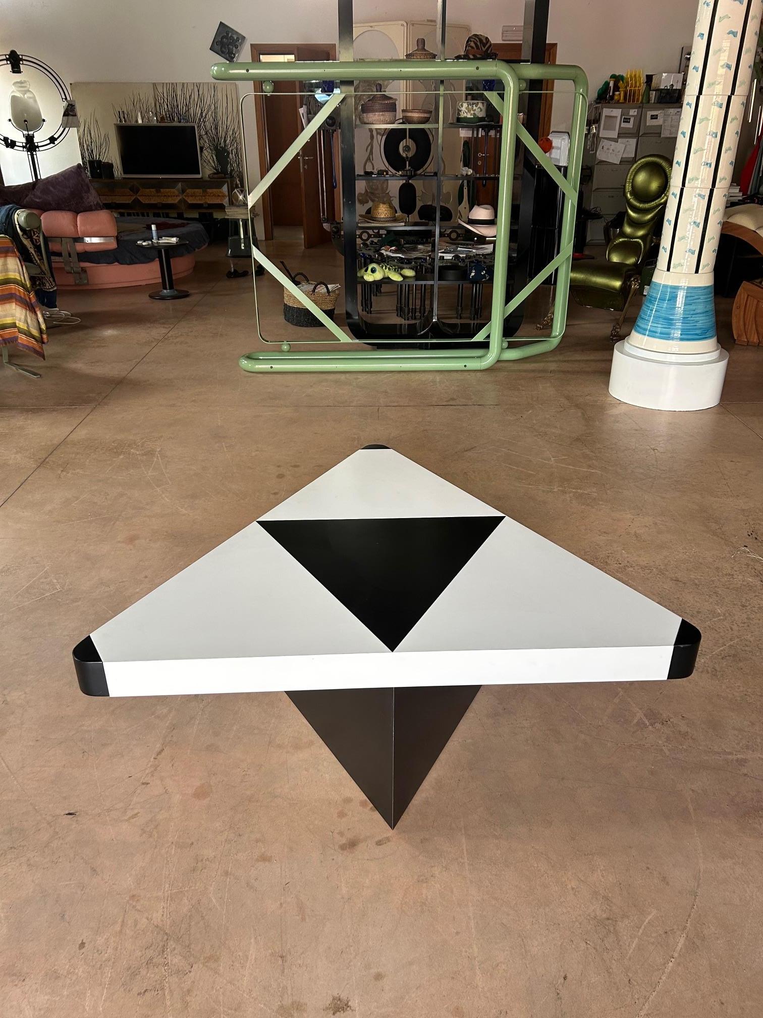 Mesa de centro triangular óptica en blanco y negro, Italia, años 80 en Bueno estado para la venta en Padova, IT