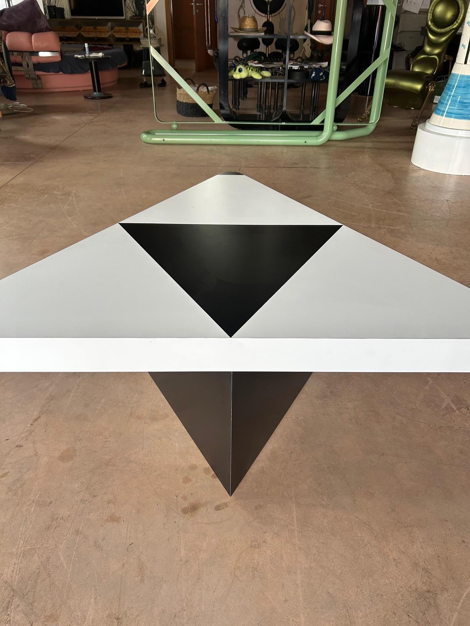 Mesa de centro triangular óptica en blanco y negro, Italia, años 80 Late 20th Century en venta