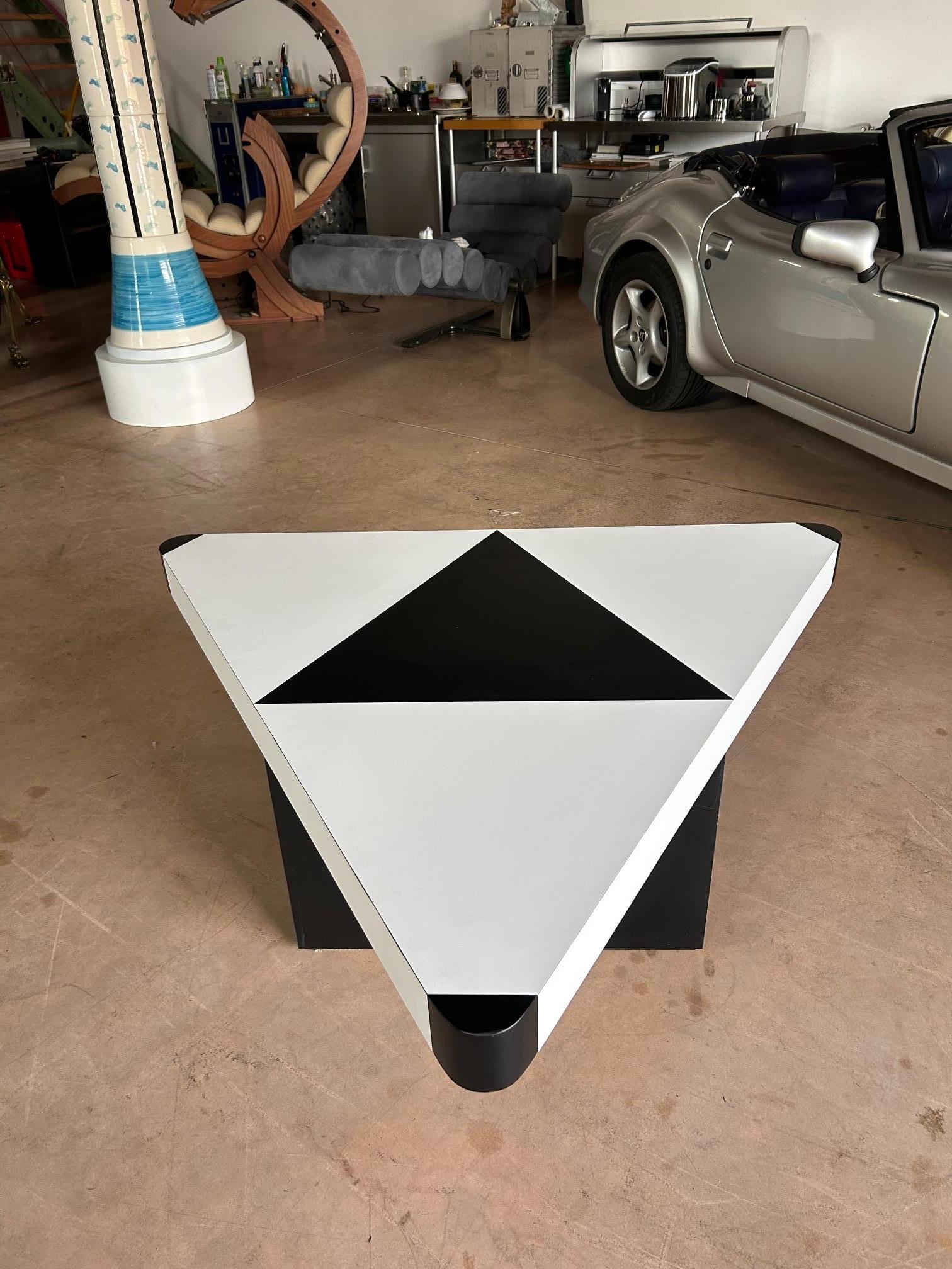 Mesa de centro triangular óptica en blanco y negro, Italia, años 80 Laminado en venta