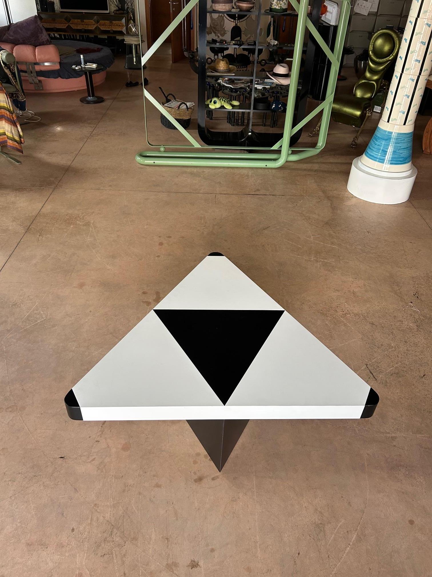 Mesa de centro triangular óptica en blanco y negro, Italia, años 80 en venta 1