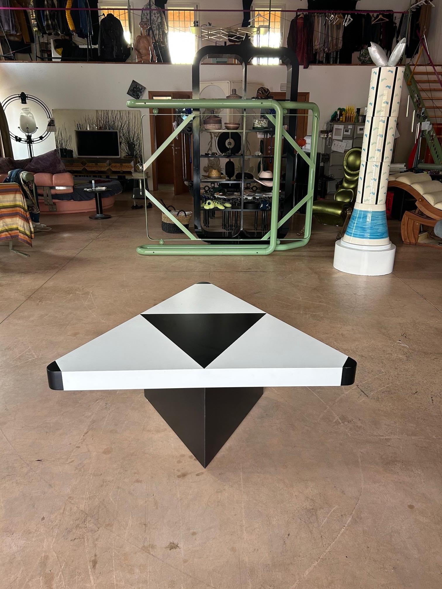 Mesa de centro triangular óptica en blanco y negro, Italia, años 80 en venta 2