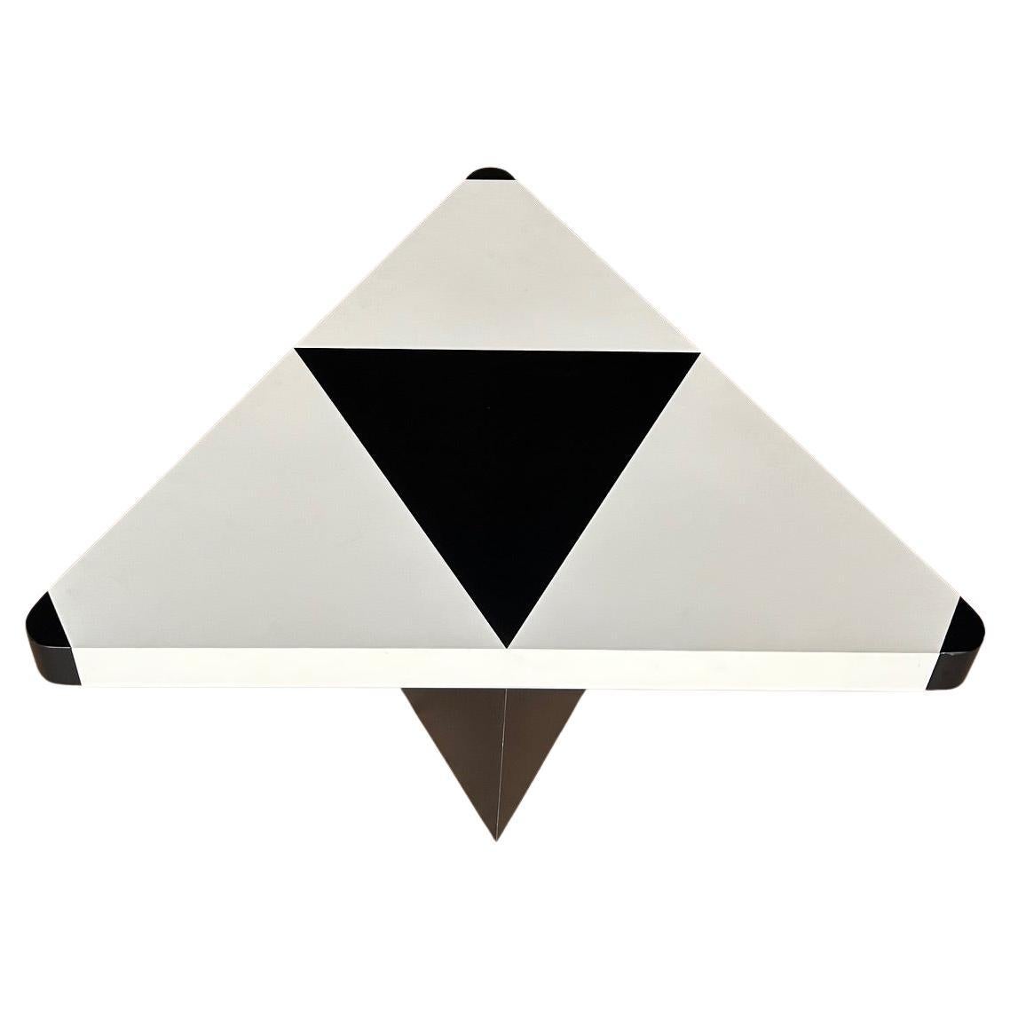 Mesa de centro triangular óptica en blanco y negro, Italia, años 80 en venta