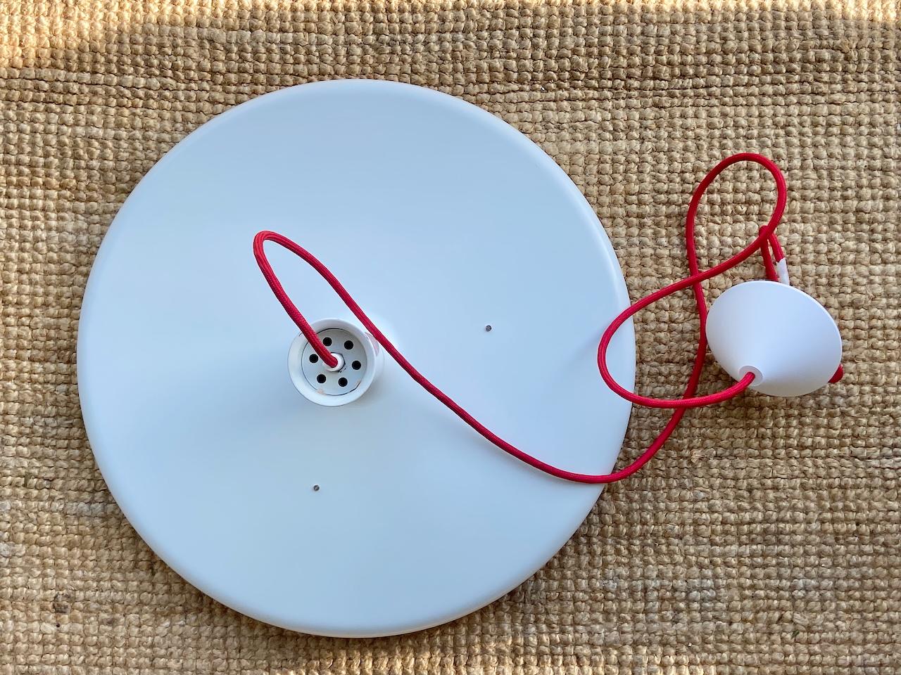Bellissimo pendente Optima di colore bianco e rosso Design di Hans Due degli anni '70 e prodotto da Fog & Mørup Danimarca. 
L'interno dello schermo inferiore è di colore rosso che, quando la luce è accesa, emana un bellissimo effetto luminoso.