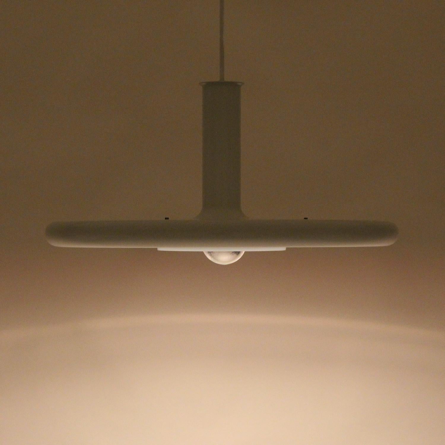 OPTIMA 6 - white pendant by Hans Due for Fog & Mørup in 1972 - large Danish Modern hanging light in very good vintage condition.

A beautiful pendant characterized by its soft lines, clearly influenced by Space Age design - it features a large