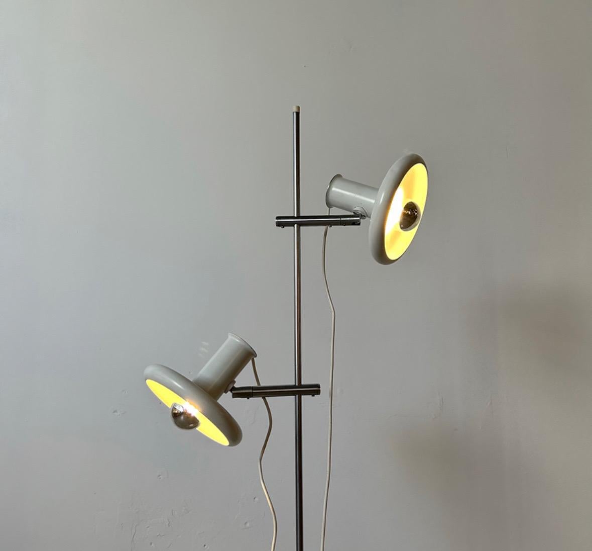 Mid-Century Danish Floor Lamp Optima by Hans Due for Fog & Mørup, 1970s.

Simple form and materiality. The striking curves and the flat shape of the umbrellas catch the eye. The umbrellas can be adjusted via a ball joint. Furthermore, they can be