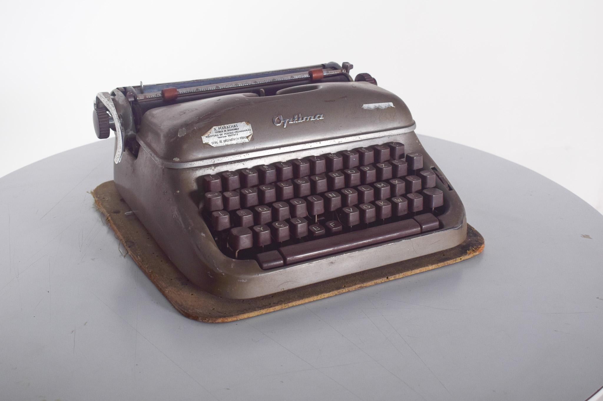 Die tragbare Schreibmaschine Óptima Elite 3, grau, wurde im VEB Optima in Erfurt, DDR, hergestellt. Es war die dritte Generation des Modells Elite, nachdem die Erfurter Schreibmaschinenfabrik in Optima umbenannt worden war.
Die Elite 3 war mit allen