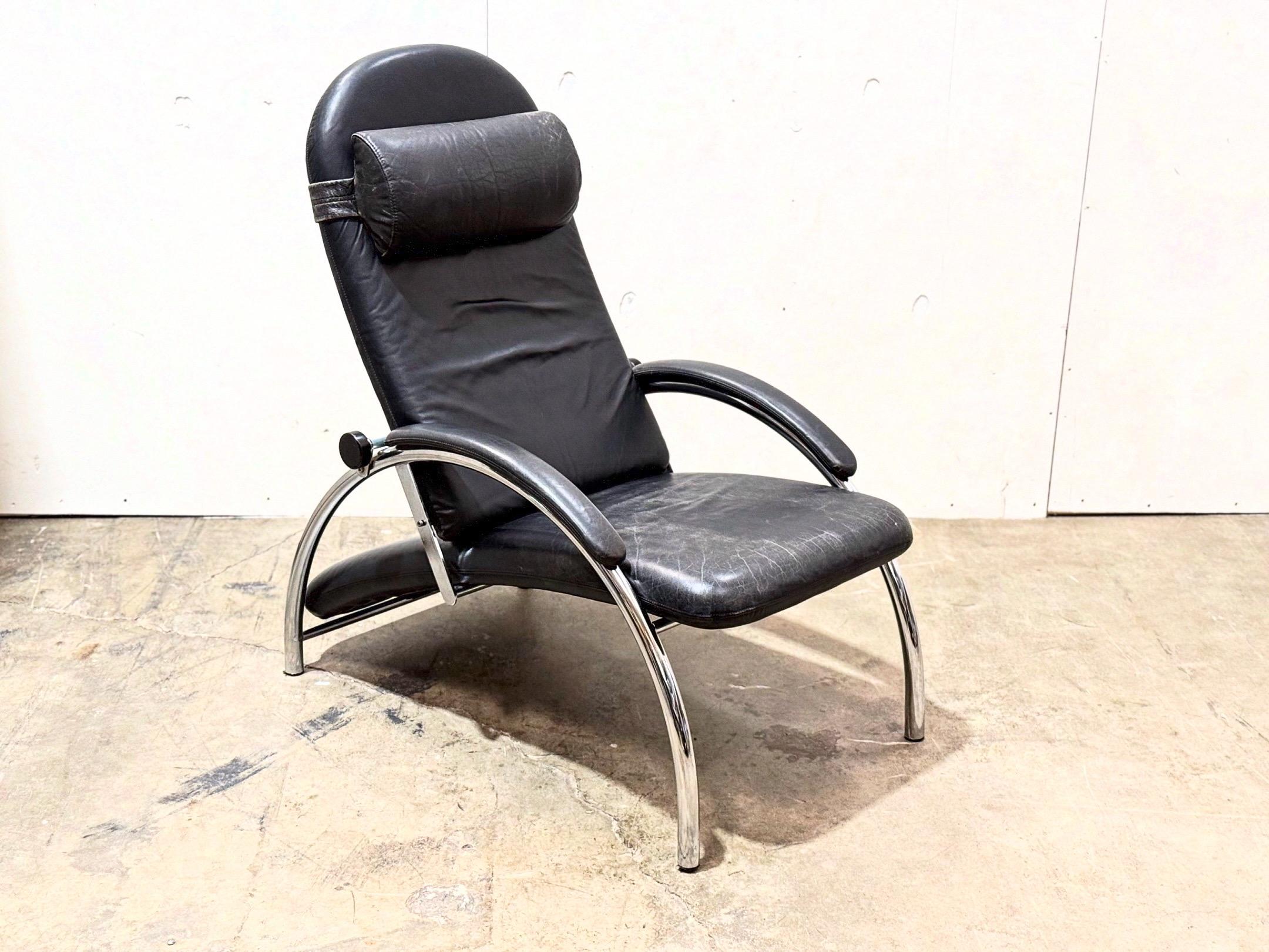 Seldom seen vintage Bauhaus style reclining lounge chair/chaise by father + son designers, Ingmar and Knut Relling, Norway circa 1980s.
Minimalist in design and material - the Optima makes up for in form and function. Tubular steel frame with an