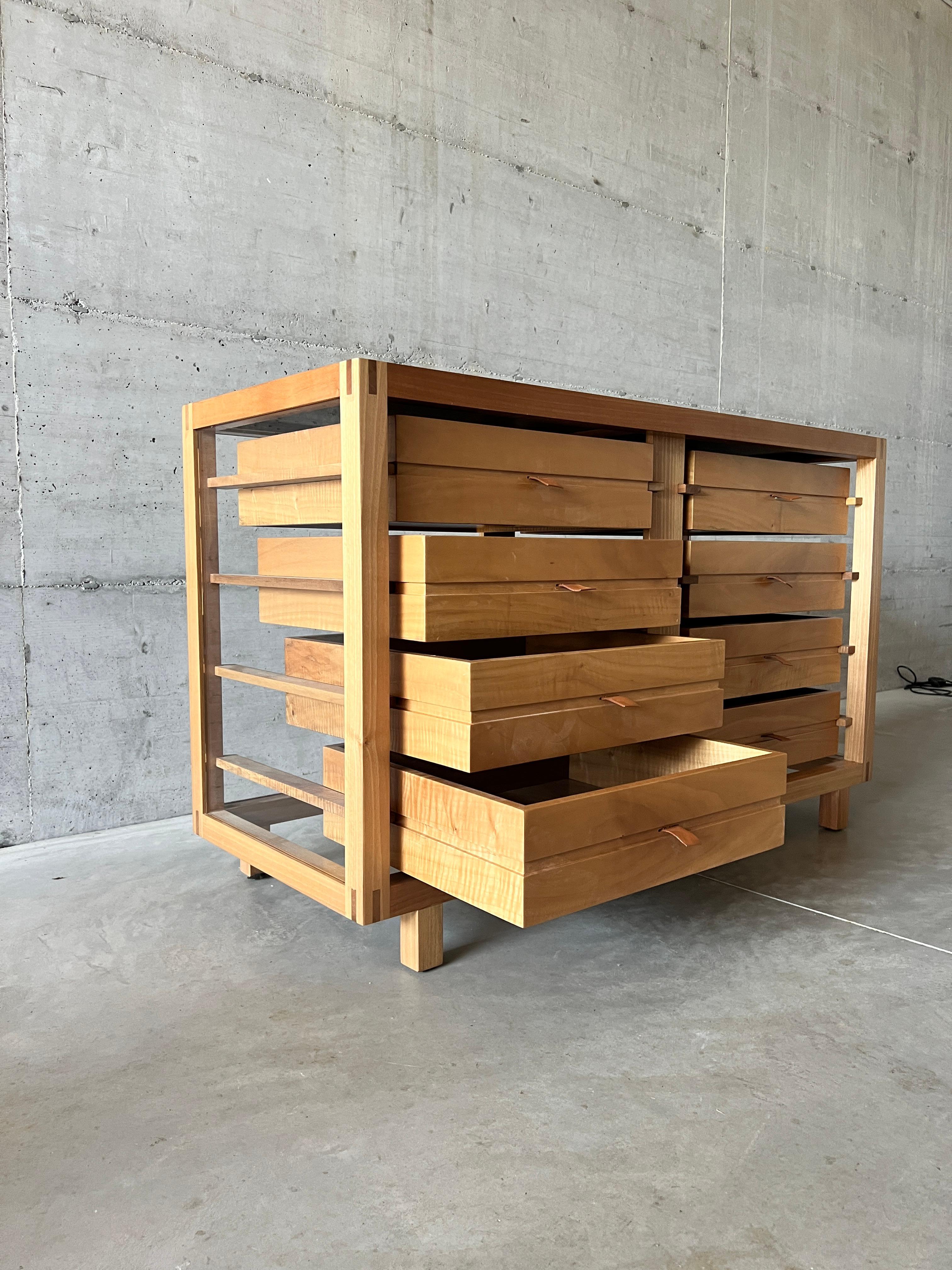 Cassettiera in vetro e noce 