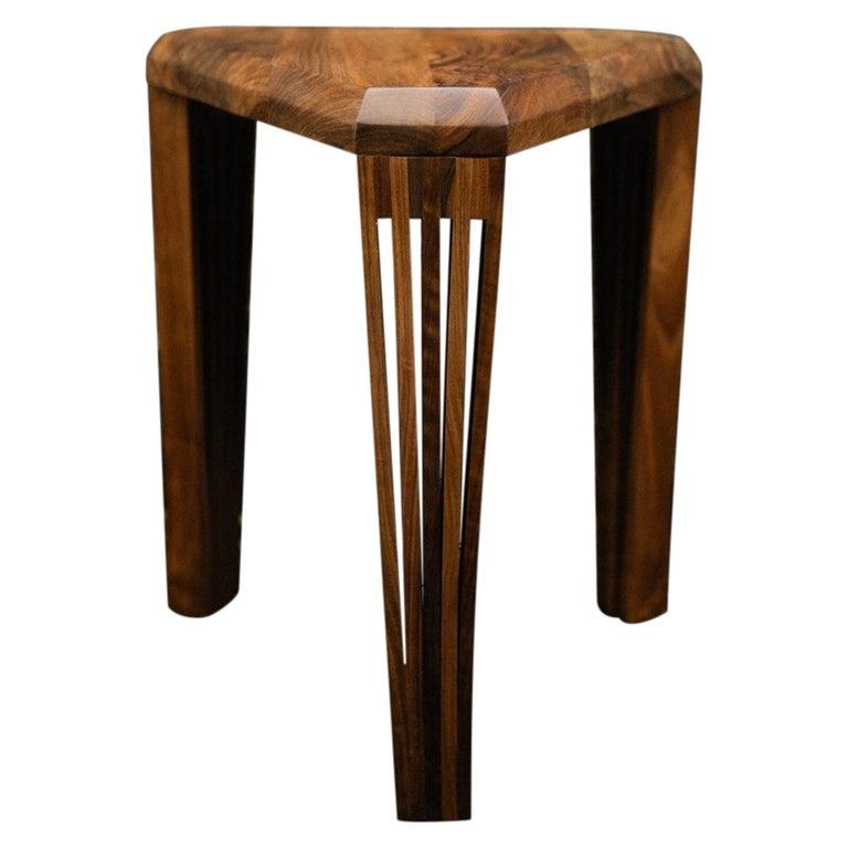 Table d'appoint optique, tabouret d'Albert Potgieter Designs
Dimensions : Ø 40 x H 45 cm : Ø 40 x H 45 cm. 
MATERIAL : Cacahuète et acajou.

Notre tabouret / table d'appoint Optique a été conçu pour mettre en valeur le design des pieds en bois qui