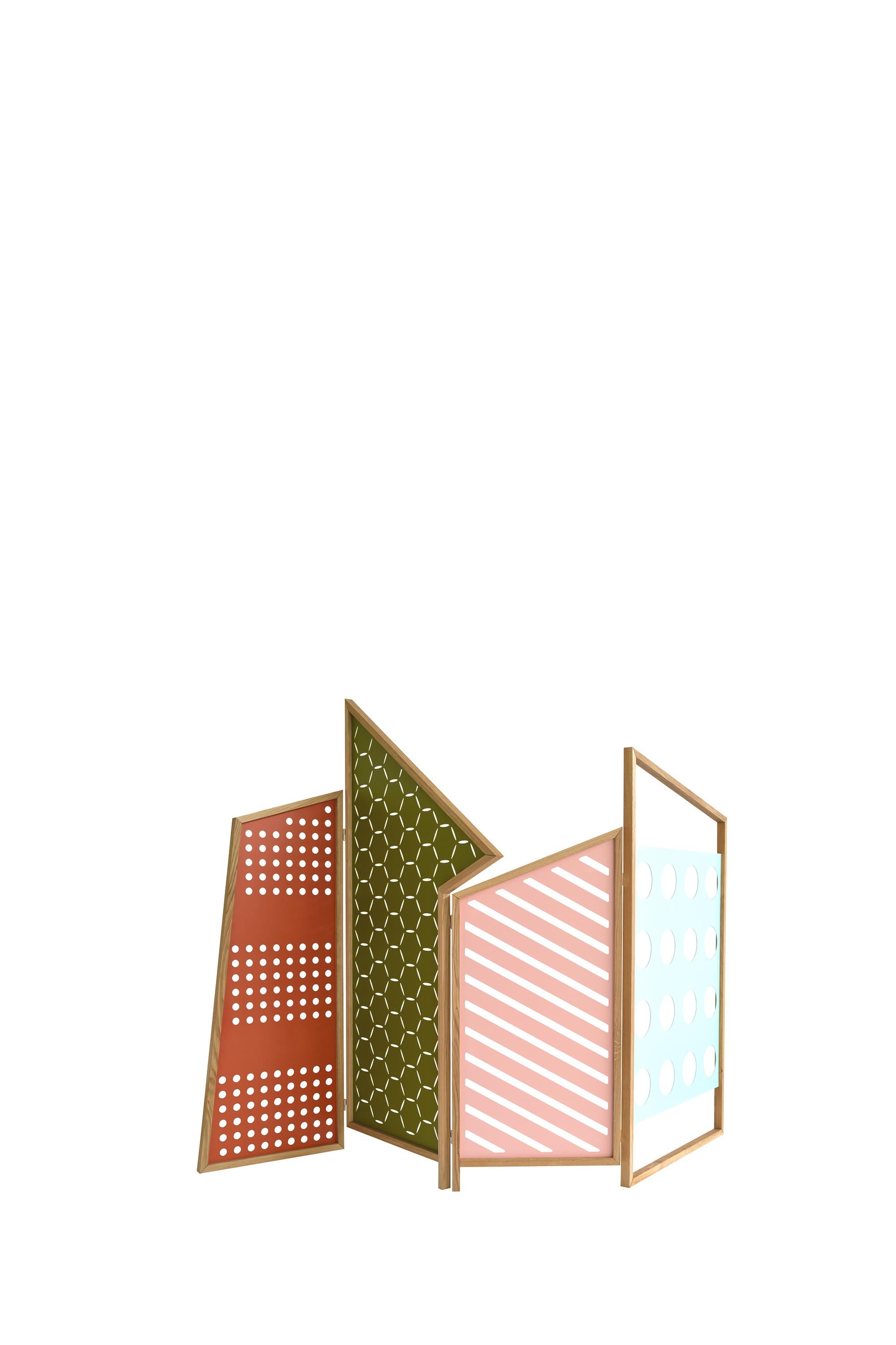 Opto-Faltwand 4 Farben Lackiert von Colé Italia mit Lorenz+Kaz
Abmessungen: H 200, B 300, T 4 cm
MATERIALIEN: Lasergeschnittene Metallplatten im Inneren des Rahmens, schwarz anthrazit oder lackiert in vier hellen Farben orange, grün, rosa,