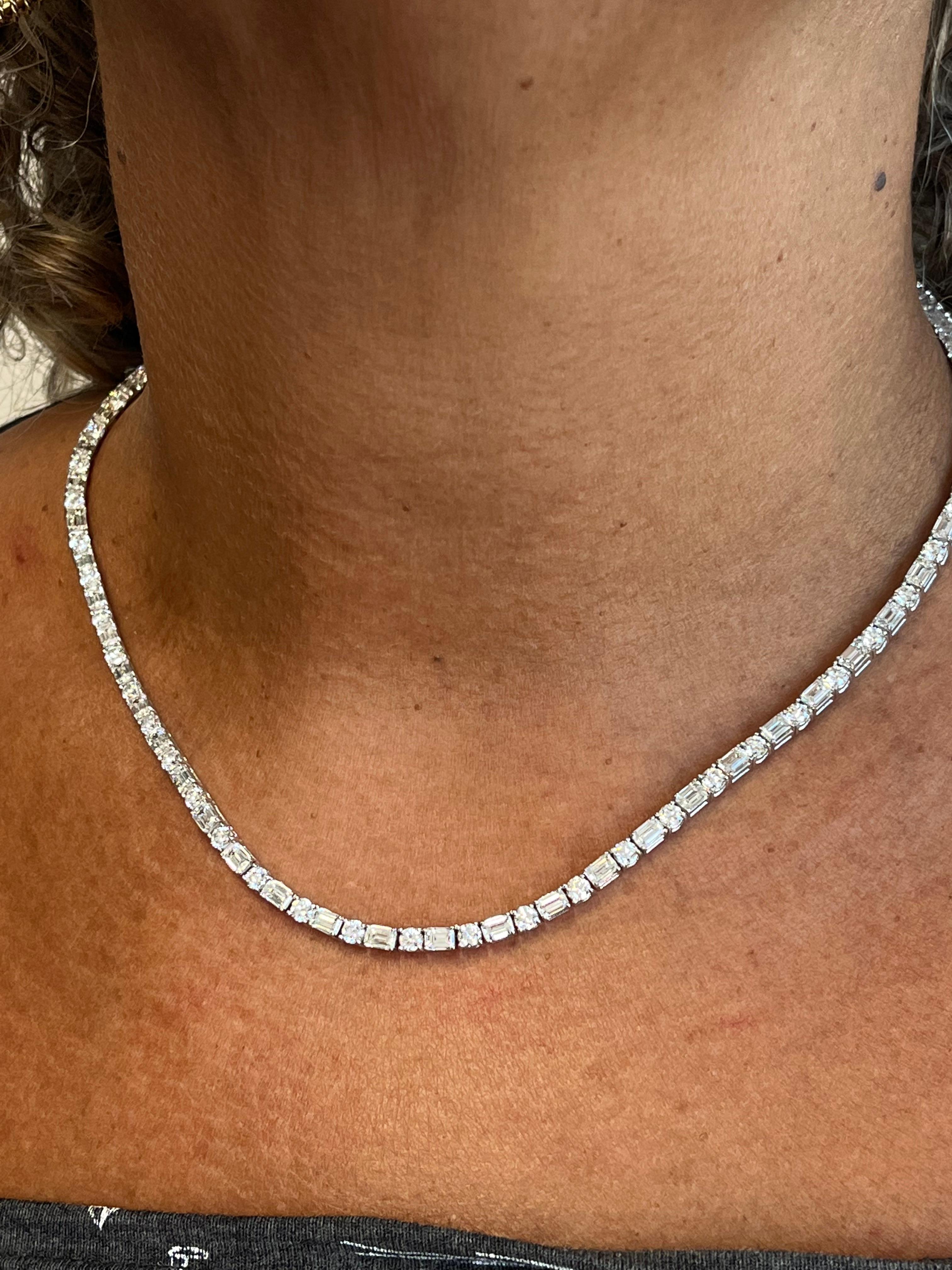 Contemporary Opulent 17 carats Natural Round and Emerald -Cut Diamonds Riviera Necklace, 18K 
