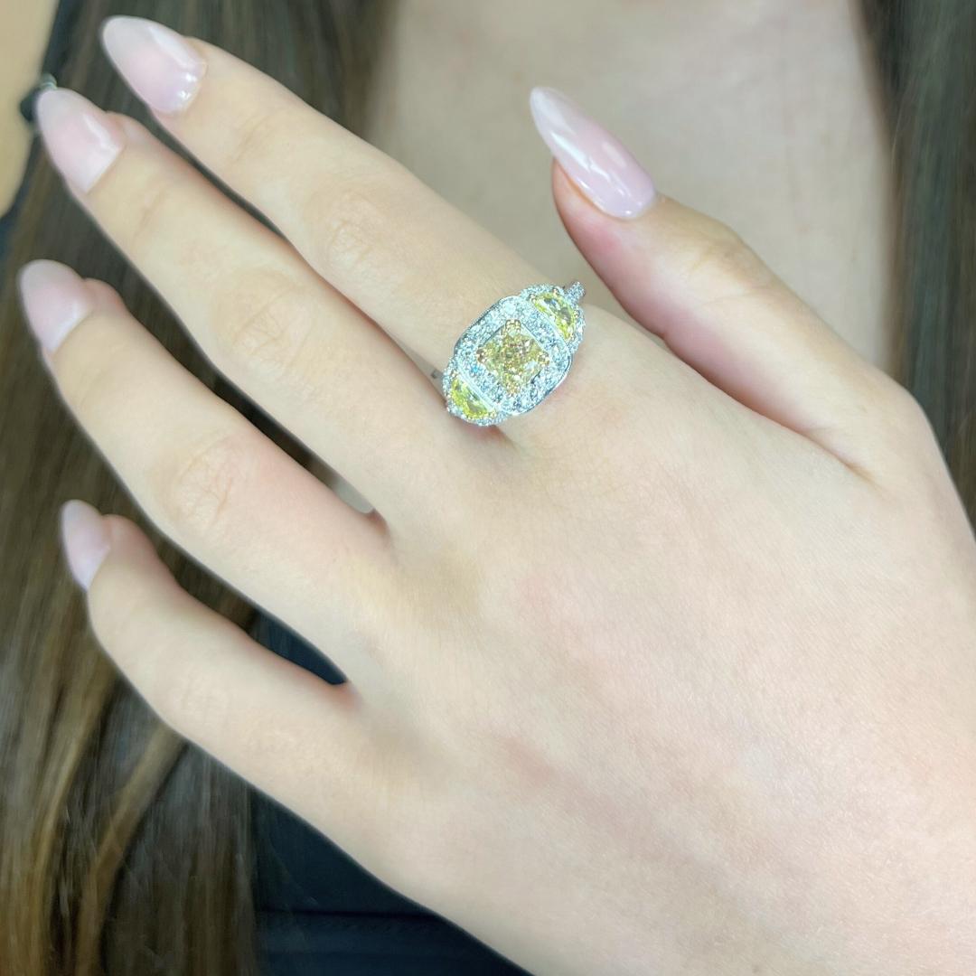 Opulente bague halo de 3,58ct diamants en or jaune et blanc 18k - Certifiée IGI

Cette opulente bague en or jaune et blanc 18 carats est ornée d'un diamant carré de taille coussin de 1,53 carat, d'une rare teinte jaune brunâtre fantaisie, pour un