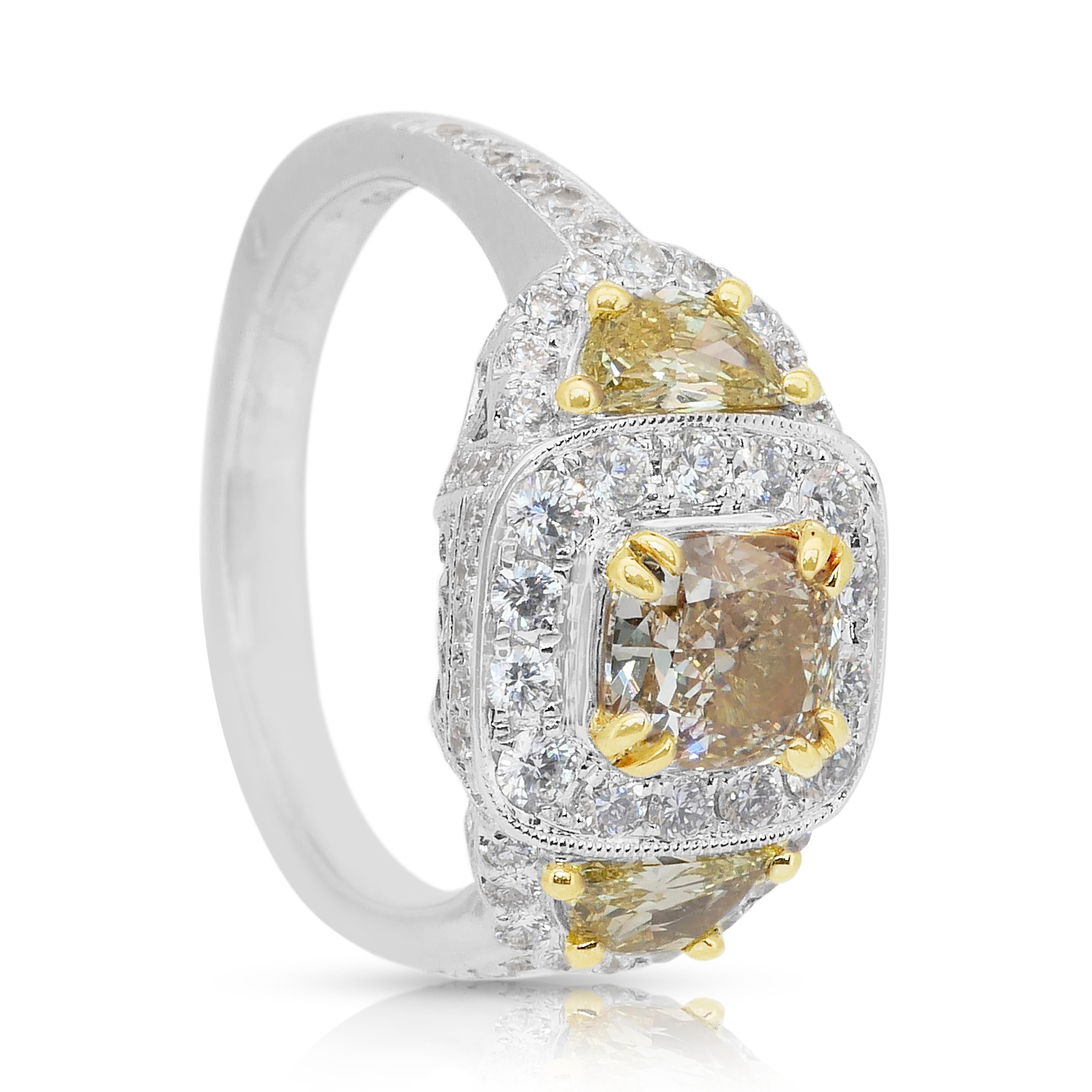 Opulente bague halo de 3,58ct diamants en or jaune et blanc 18k - Certifiée IGI en vente 3