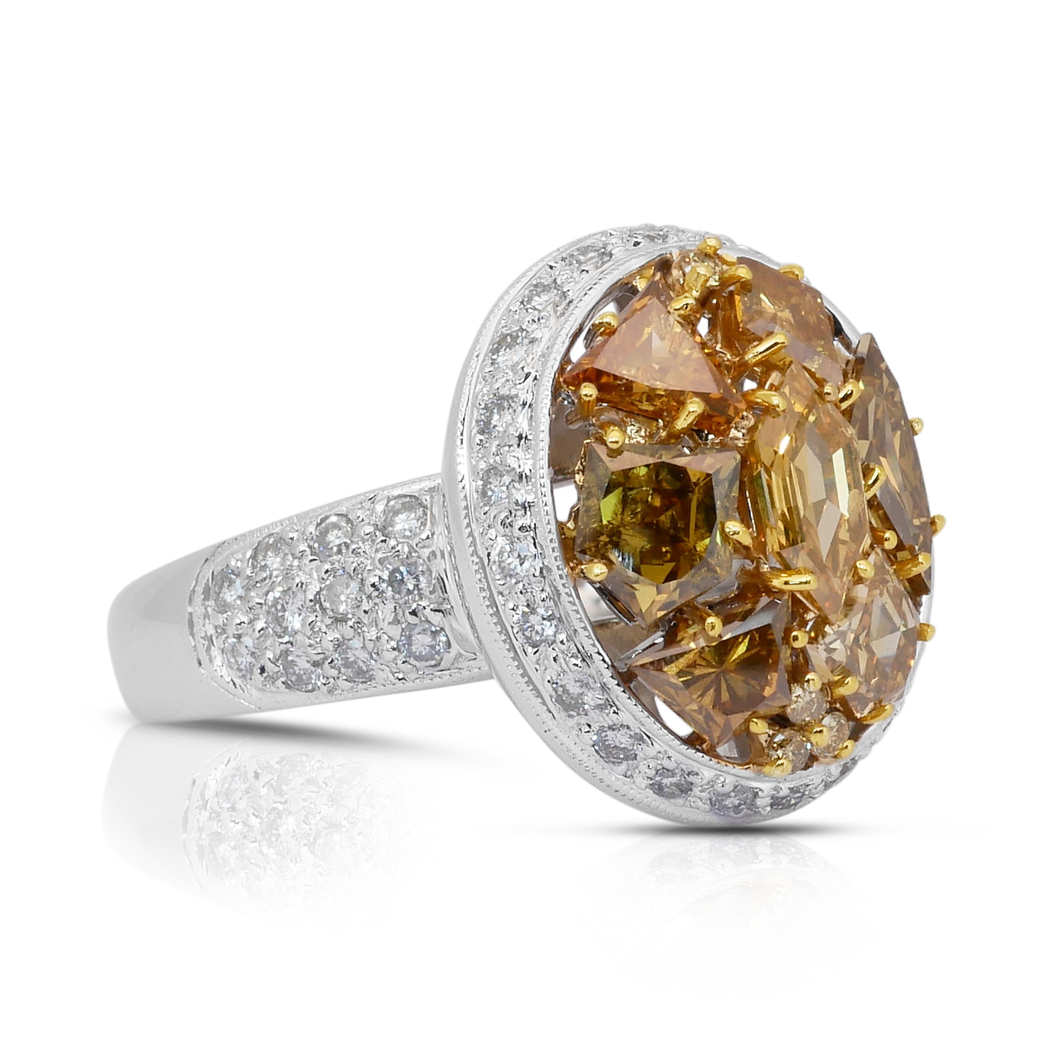 Opulenter Cocktailring mit 3,81 Karat Diamanten aus 18k Weißgold - IGI zertifiziert

Diese Halskette aus 18 Karat Weißgold ist ein wahres Fest der Farben und der Handwerkskunst und glänzt mit einer seltenen Mischung aus ausgefallenen Diamanten. Vier