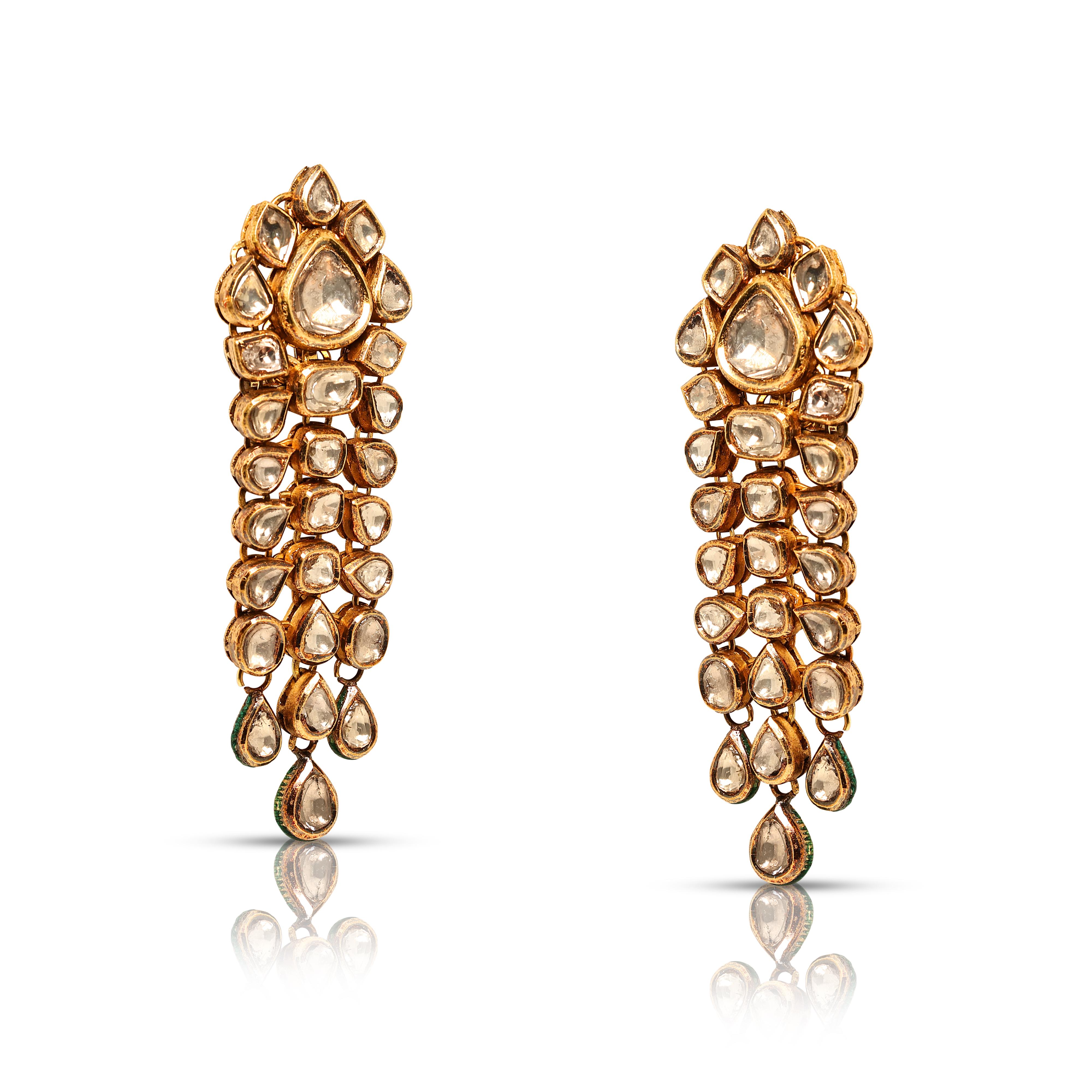 Taille poire Boucles d'oreilles opulentes en or jaune 20 carats et diamants naturels de 52 carats en vente