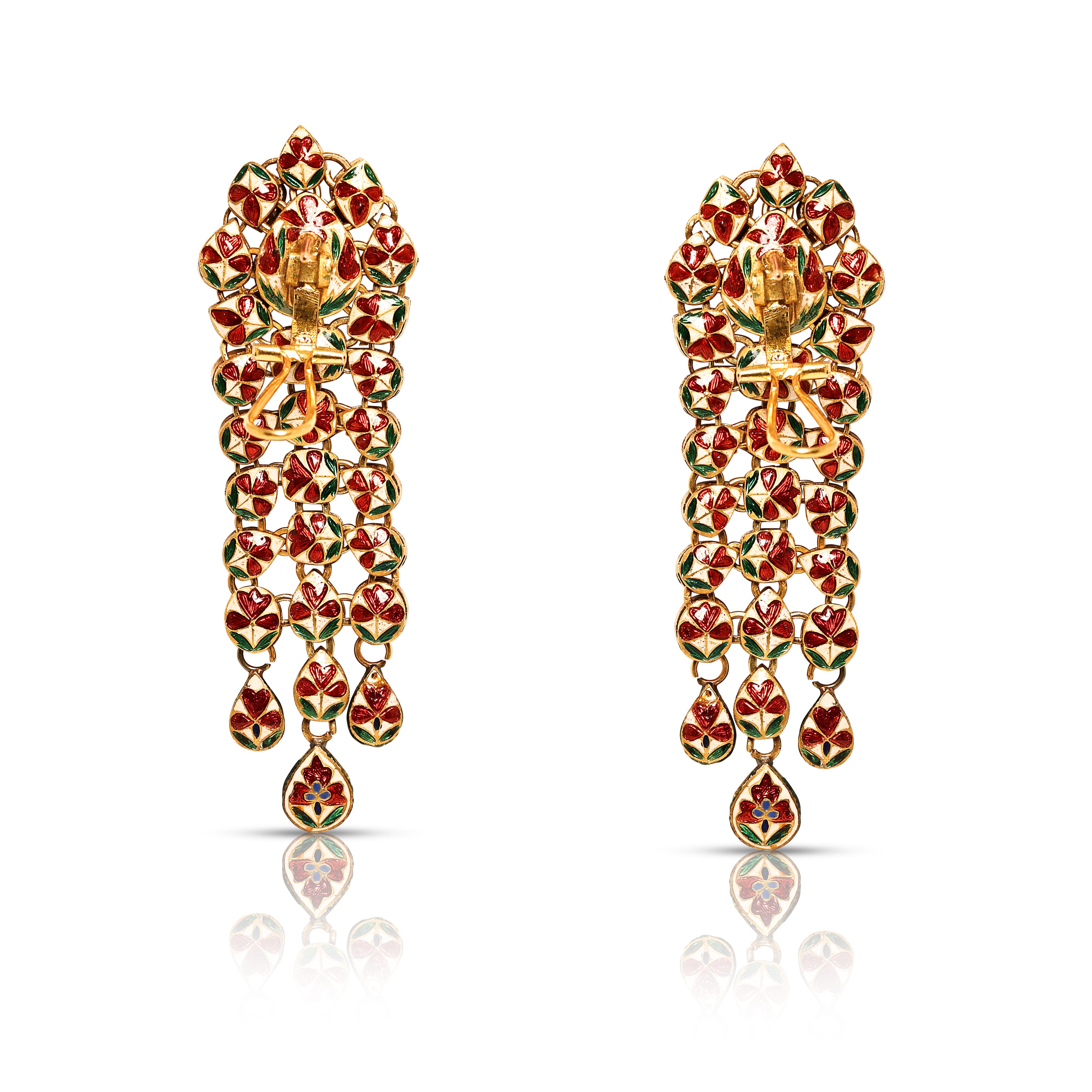 Boucles d'oreilles opulentes en or jaune 20 carats et diamants naturels de 52 carats en vente 1