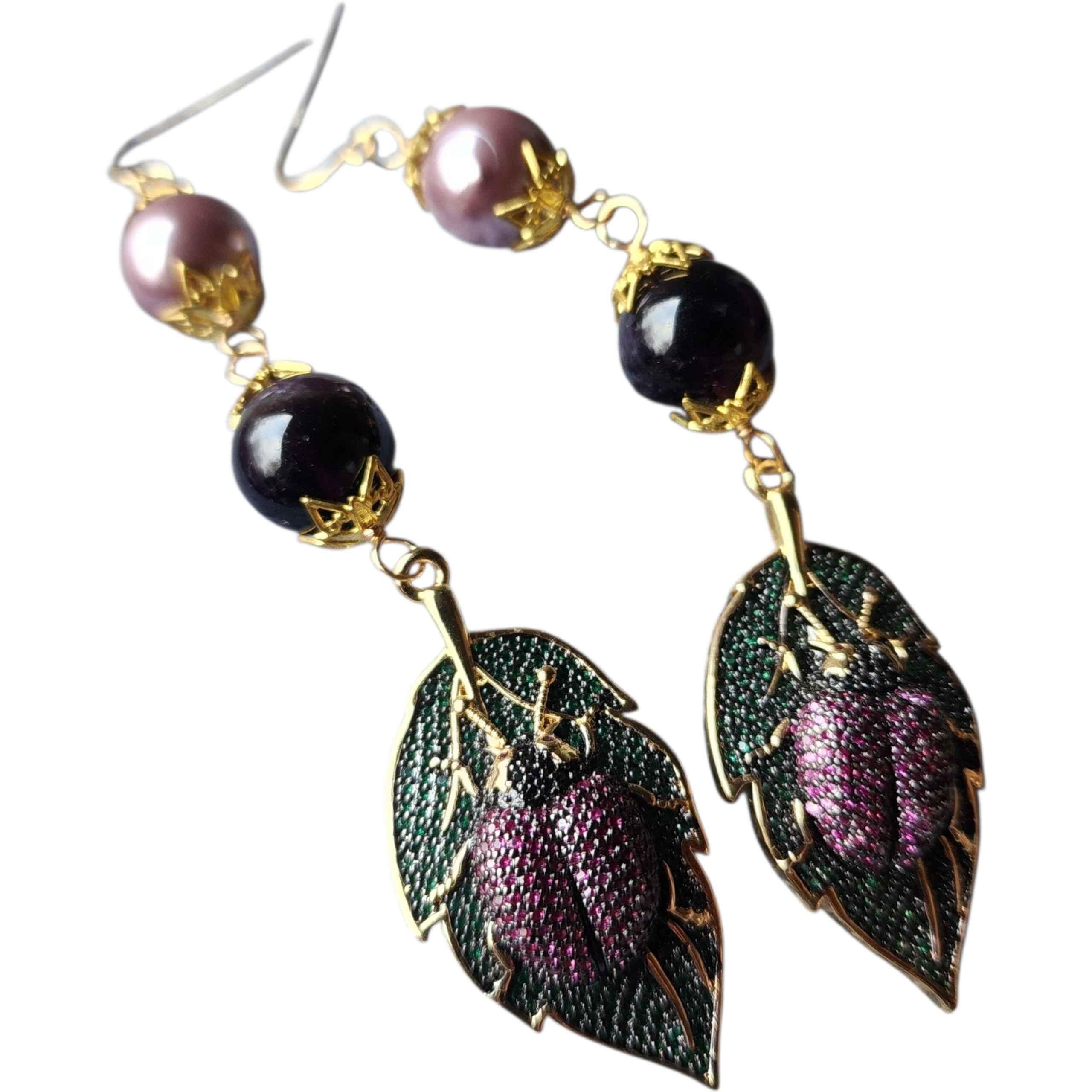 Rétro Opulenti orecchini a goccia di ametista e perle con motivi di scarabeo smaltato in vendita