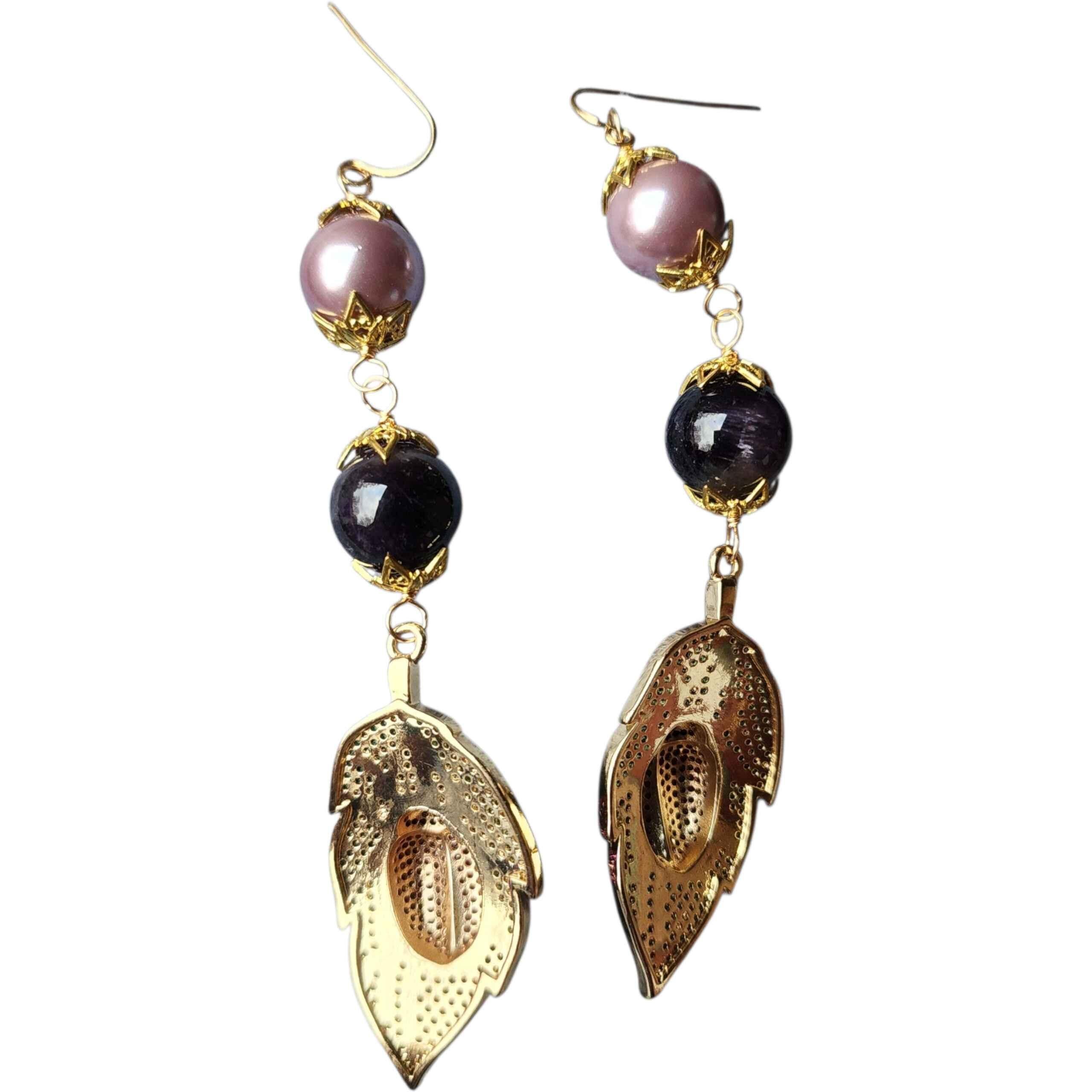 Taglio baguette Opulenti orecchini a goccia di ametista e perle con motivi di scarabeo smaltato in vendita