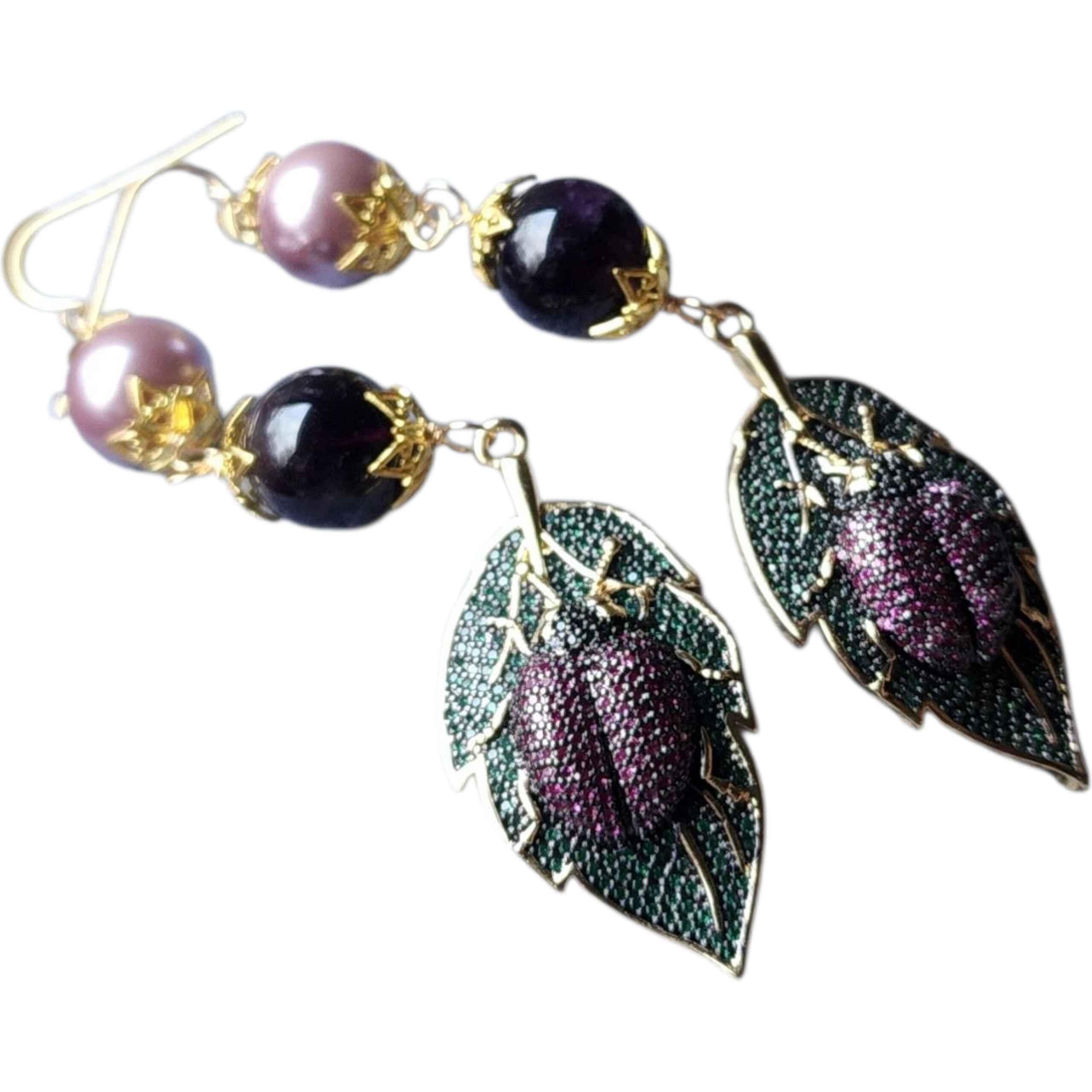 Opulenti orecchini a goccia di ametista e perle con motivi di scarabeo smaltato In condizioni Nuovo in vendita a Milford, DE