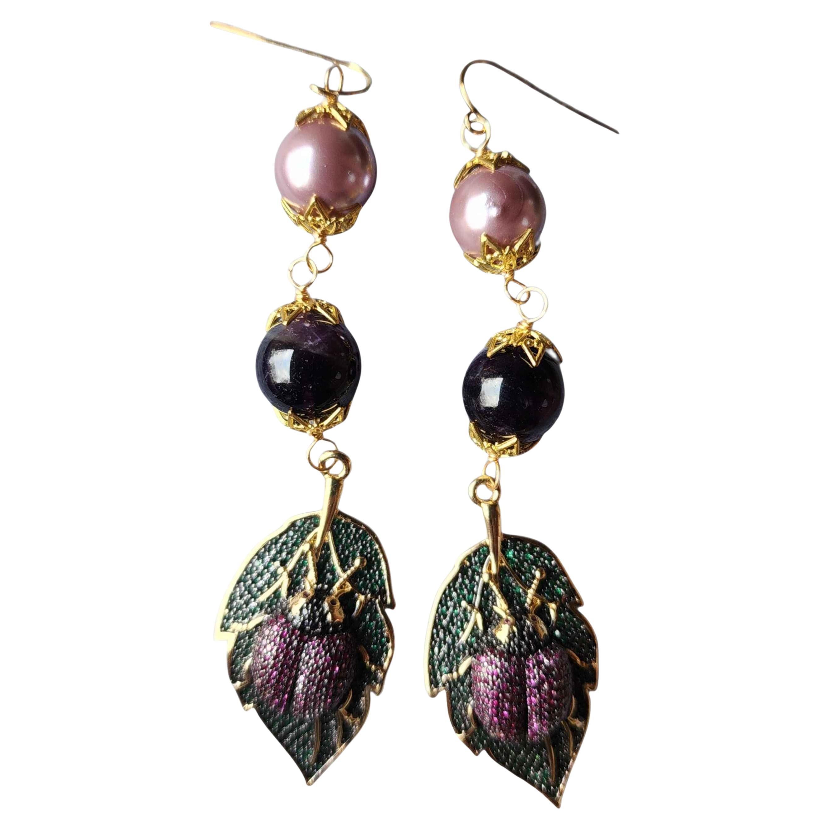 Opulenti orecchini a goccia di ametista e perle con motivi di scarabeo smaltato in vendita