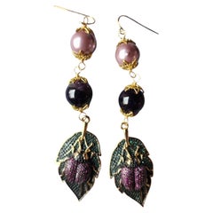Opulenti orecchini a goccia di ametista e perle con motivi di scarabeo smaltato