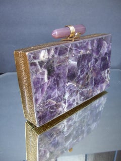 Opulente pochette "Minaudière" en améthyste semi-précieuse incrustée d'ornements dorés 21e s.