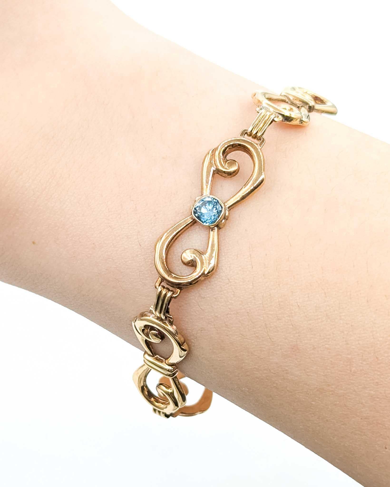 Taglio rotondo Opulent Blue Zircon 10k Gold Fancy Link Bracelet in vendita
