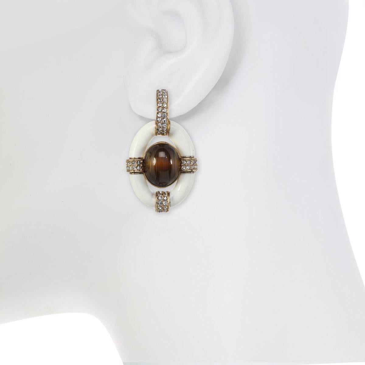 A classic CINER design, these door knocker earrings have crystal velvet encrusted accents and gorgeously hand applied enamel.

Materials: 
Pewter 
18K Gold Plating 
Crystal Velvet Rhinestones 
Clip Backing 
Dimensions: 
Length: 2