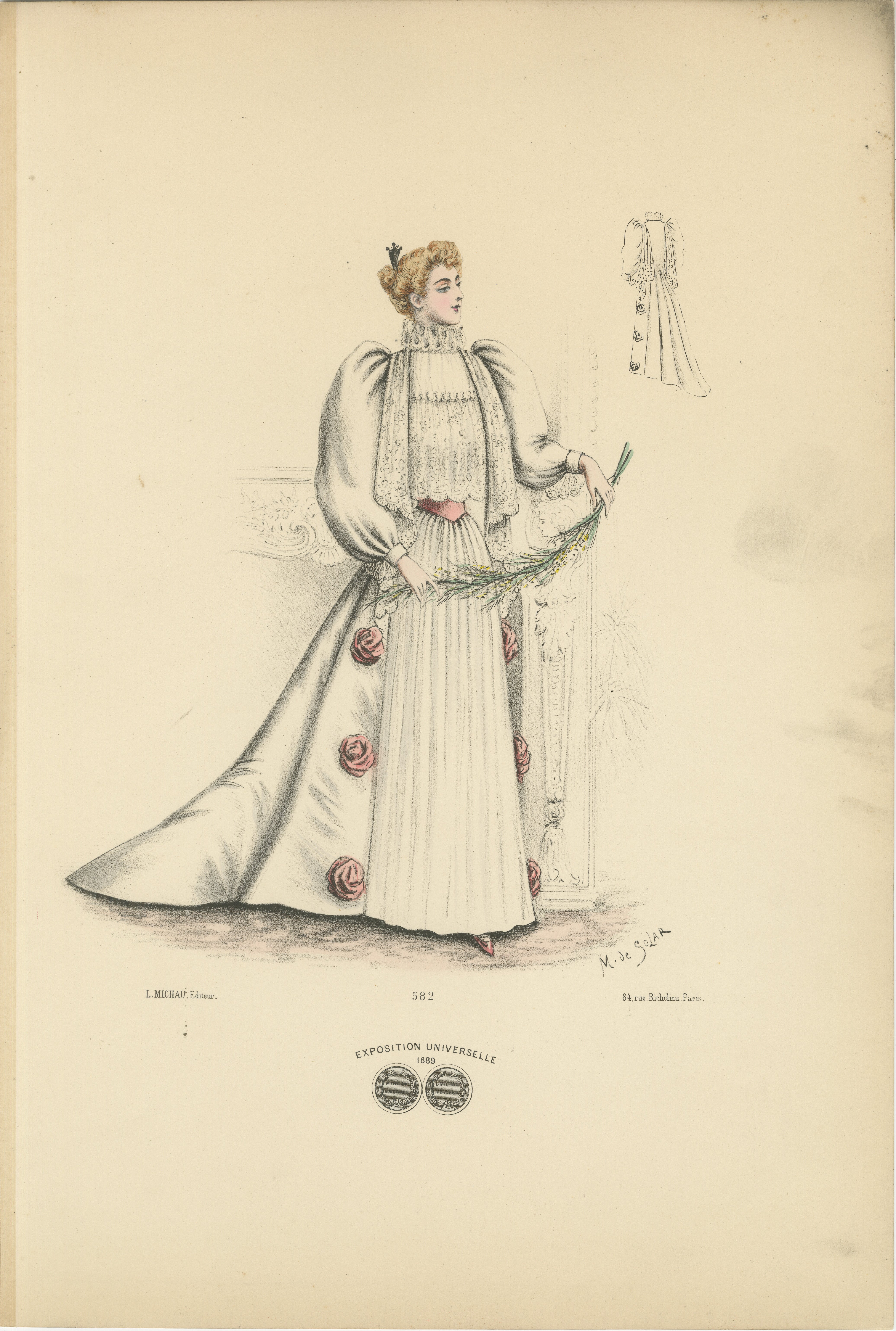 Esta litografía ilustra a una mujer vestida a la moda en 1889, mostrando un elegante y lujoso vestido típico de finales de la época victoriana. El vestido presenta un cuello alto de encaje y voluminosas mangas abullonadas, que acentúan el estilo