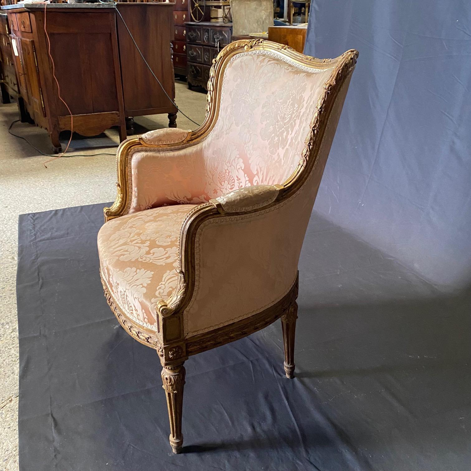 Opulente paire de fauteuils Bergere en bois doré de style Louis XVI provenant d'une suite de salon en vente 4