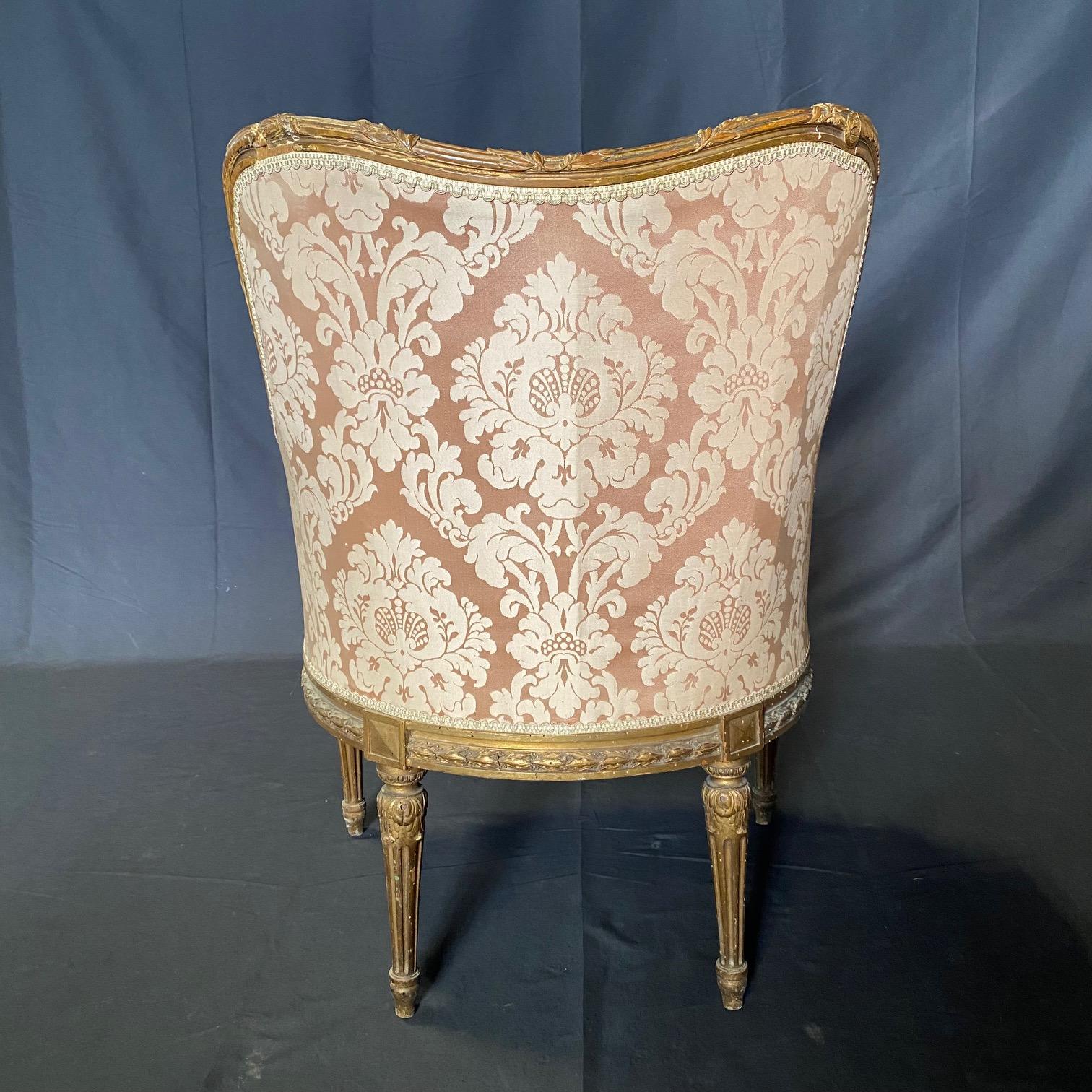 Opulente paire de fauteuils Bergere en bois doré de style Louis XVI provenant d'une suite de salon en vente 5