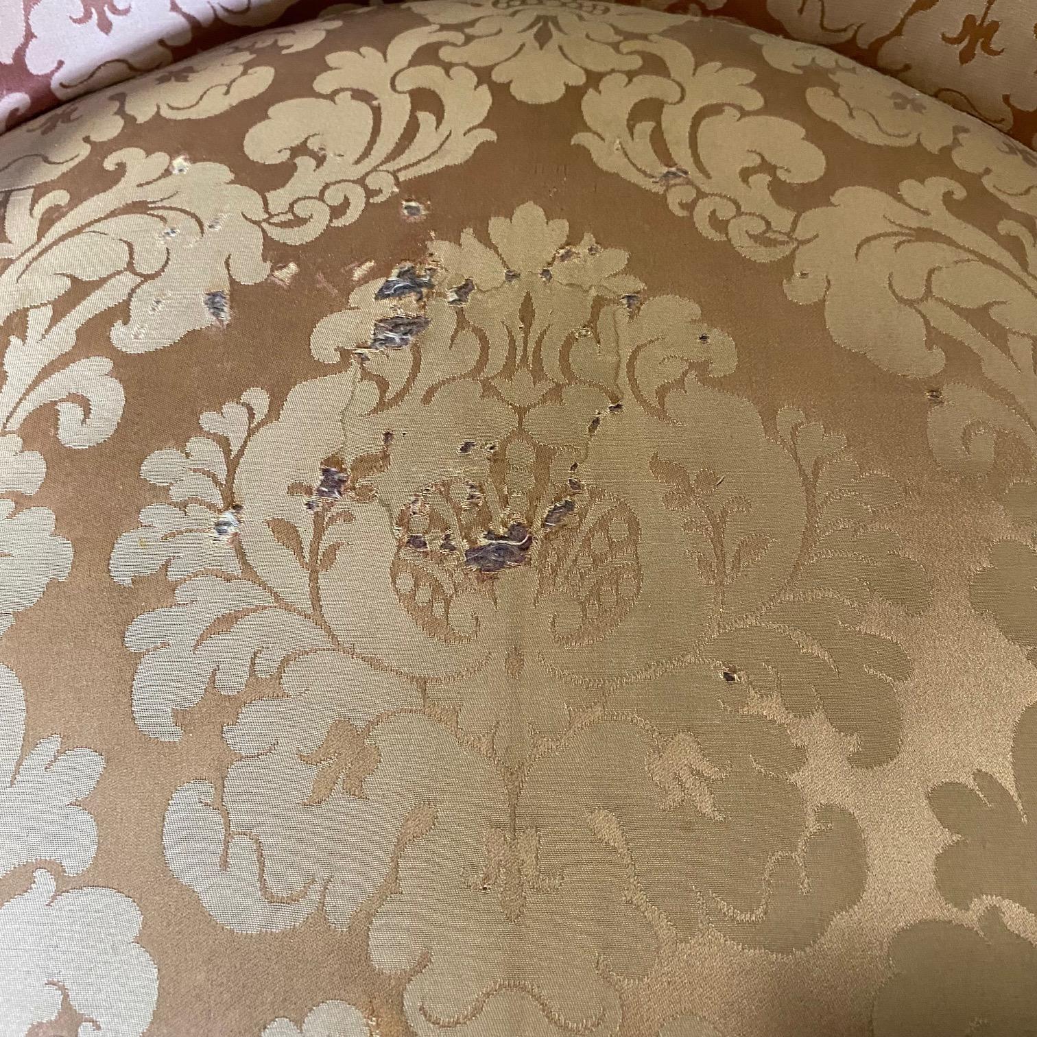 Opulente paire de fauteuils Bergere en bois doré de style Louis XVI provenant d'une suite de salon en vente 6